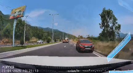 Nha Trang: Nữ tài xế lái xe con đi ngược chiều trên đèo Cù Hin