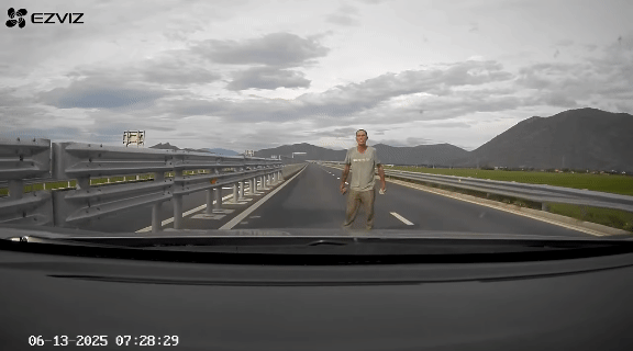 Người đàn ông cầm đá ra giữa cao tốc Vân Phong - Nha Trang xin tiền