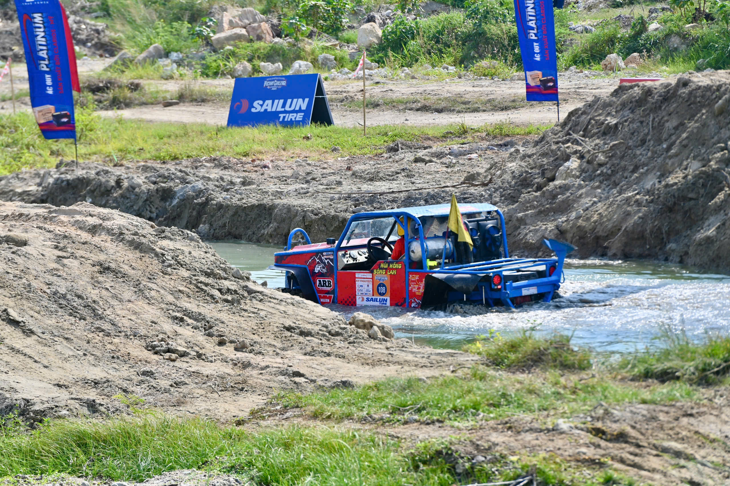 Xe địa hình lội nước, vượt dốc bên danh thắng vịnh Nha Trang