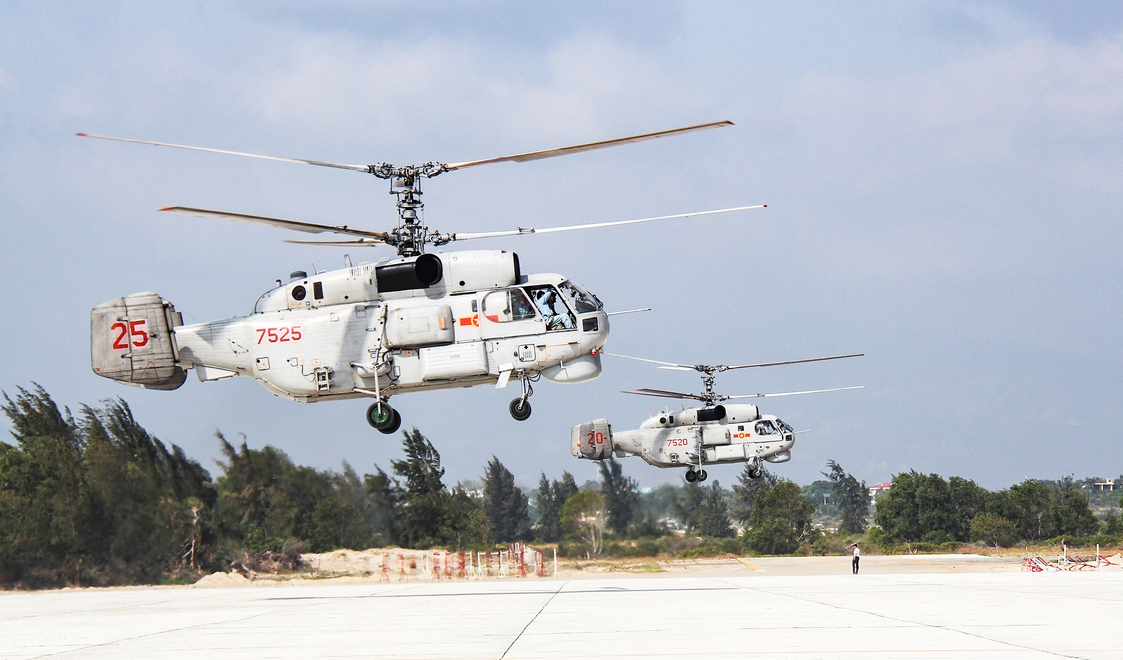 Tàu ngầm, không quân Hải quân luyện tập sẵn sàng cho lễ diễu binh trên biển