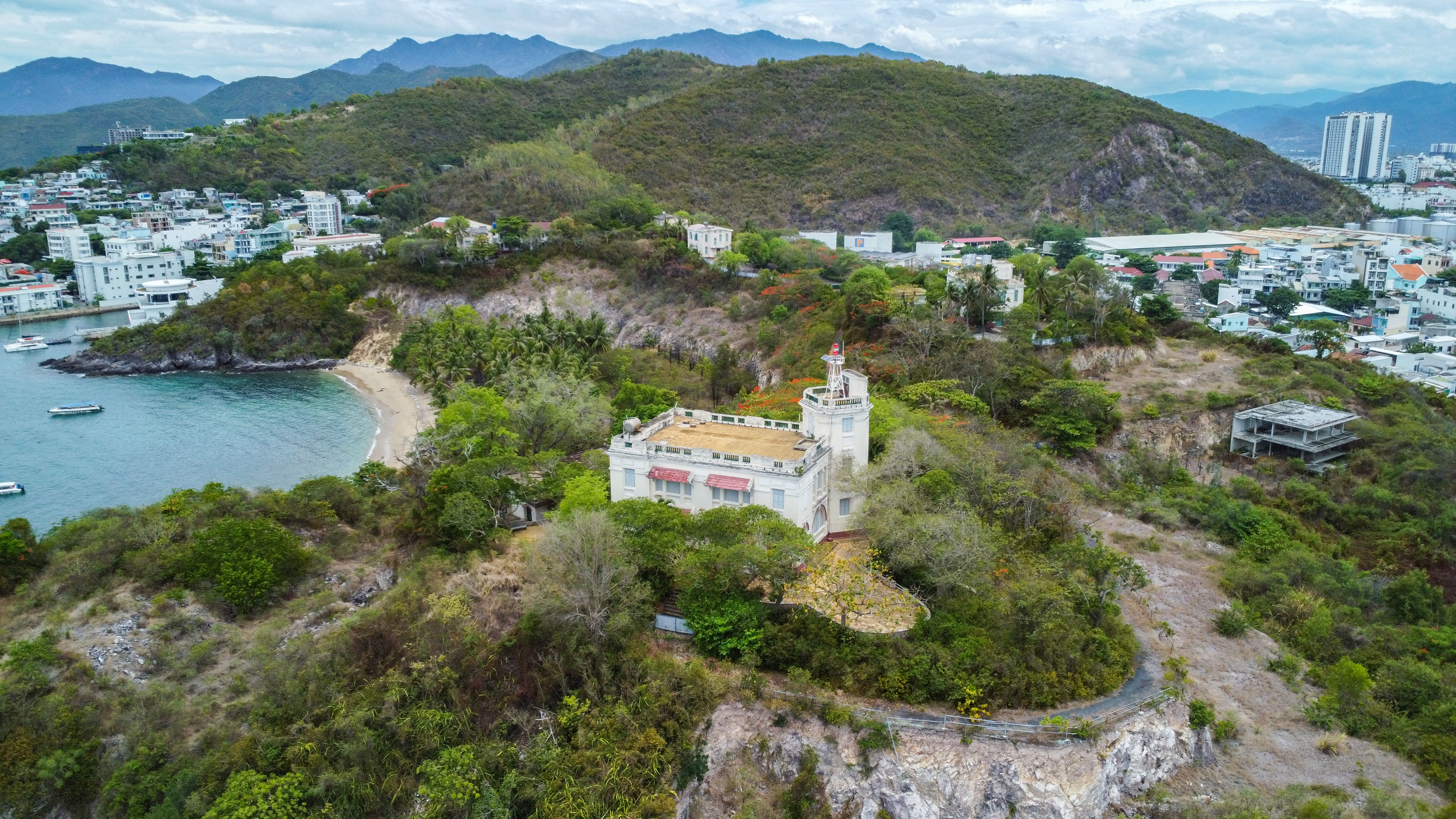 Hoang tàn di tích lầu Bảo Đại ở Nha Trang