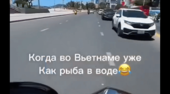 Video ghi cảnh du khách nước ngoài chạy xe máy ngược chiều ở Nha Trang