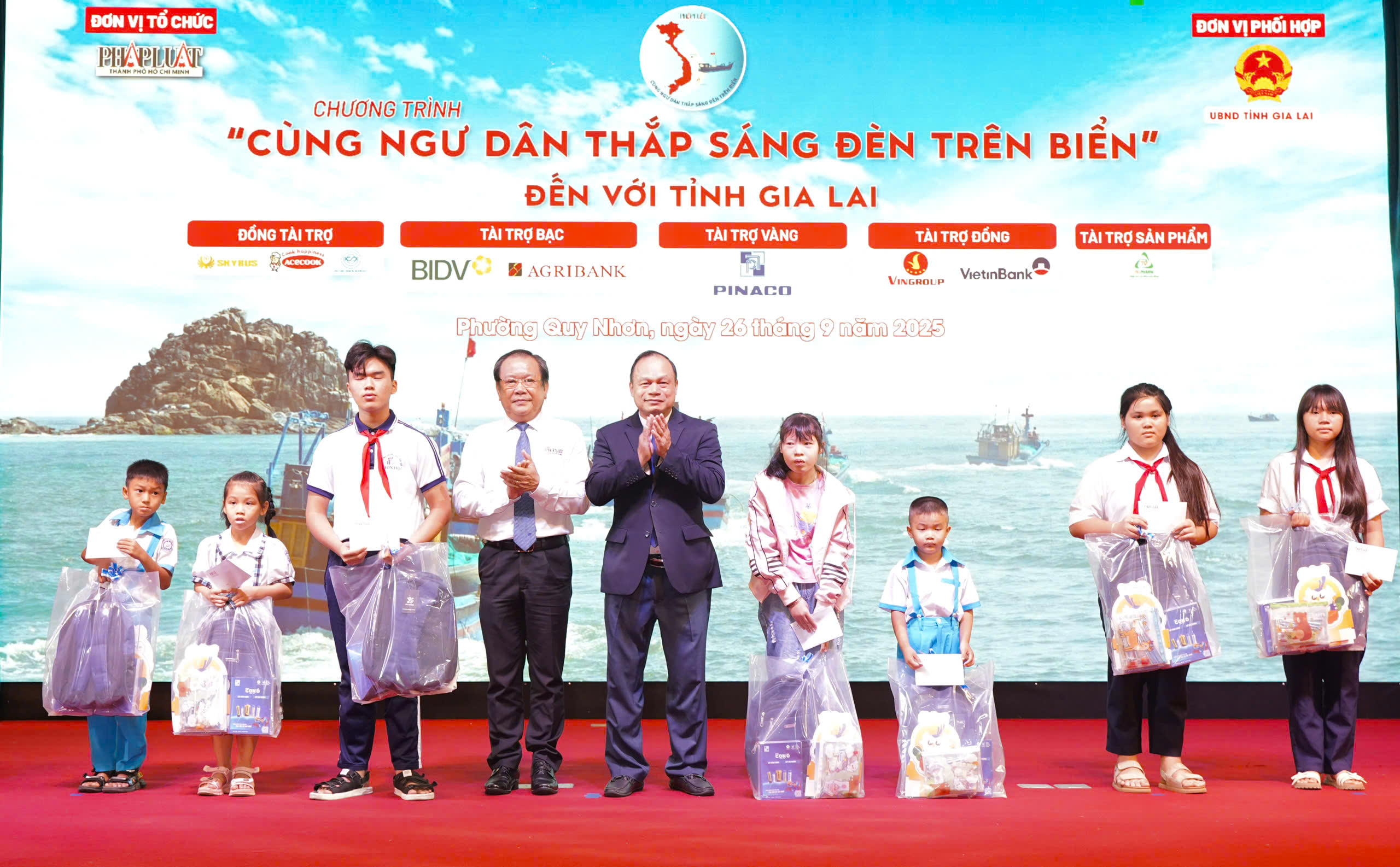 'Cùng ngư dân thắp sáng đèn trên biển': Chung tay xây dựng cộng đồng ngư dân văn minh