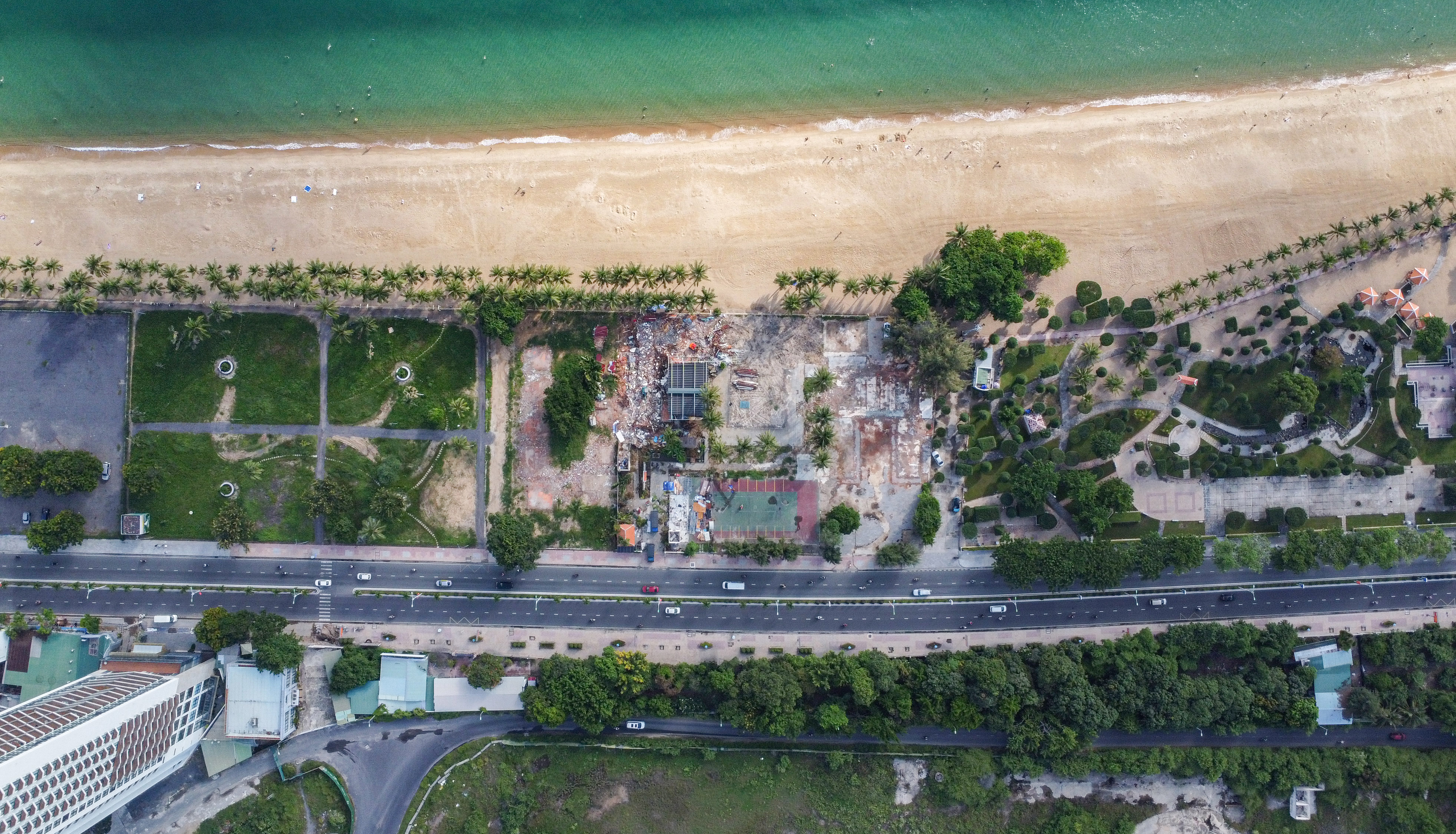 Khu resort chắn biển Nha Trang được tháo dỡ hoàn toàn