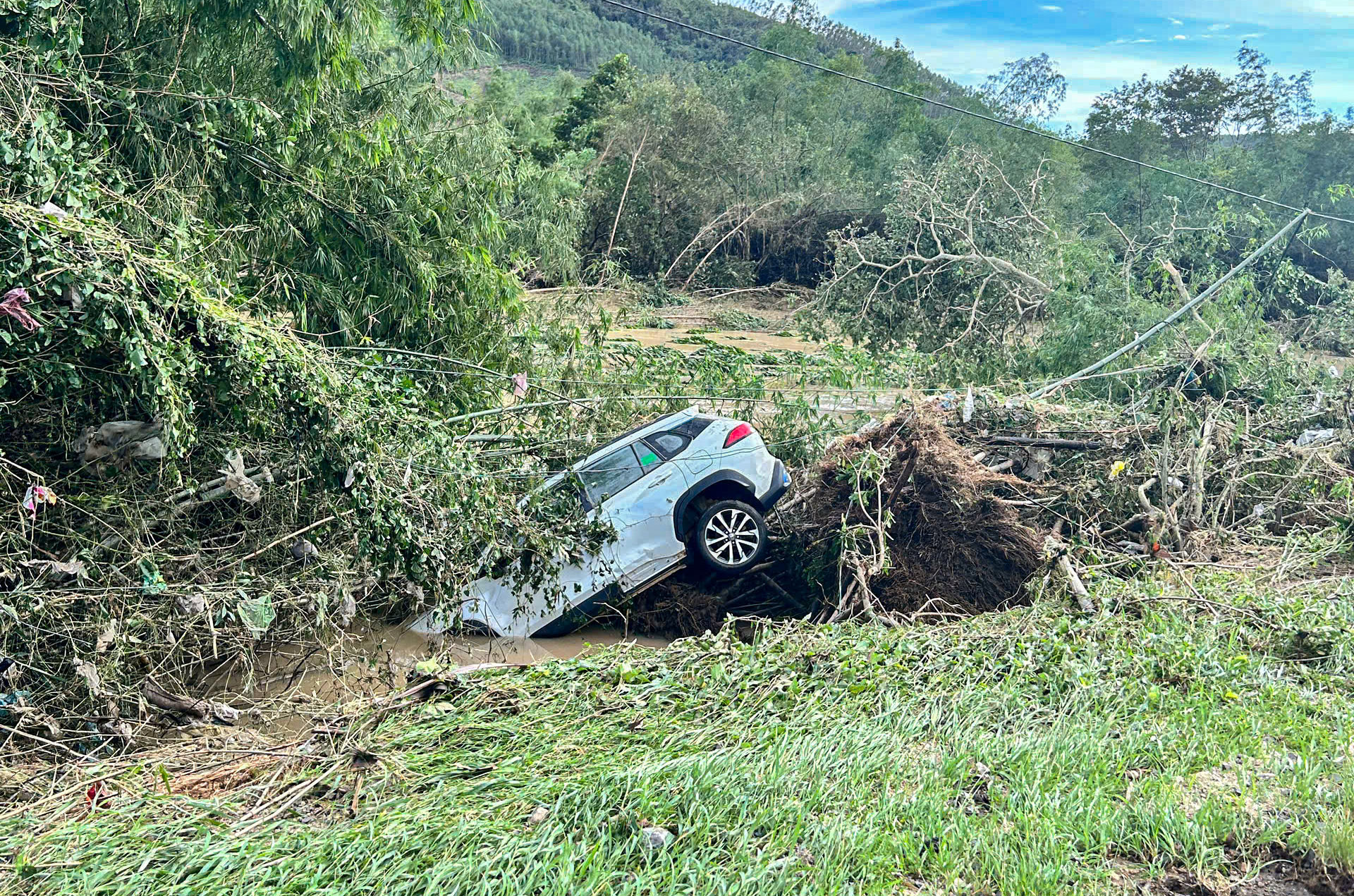 Lũ tràn về trong đêm, xóm làng vùng hạ du thủy điện La Hiêng 2 tan hoang