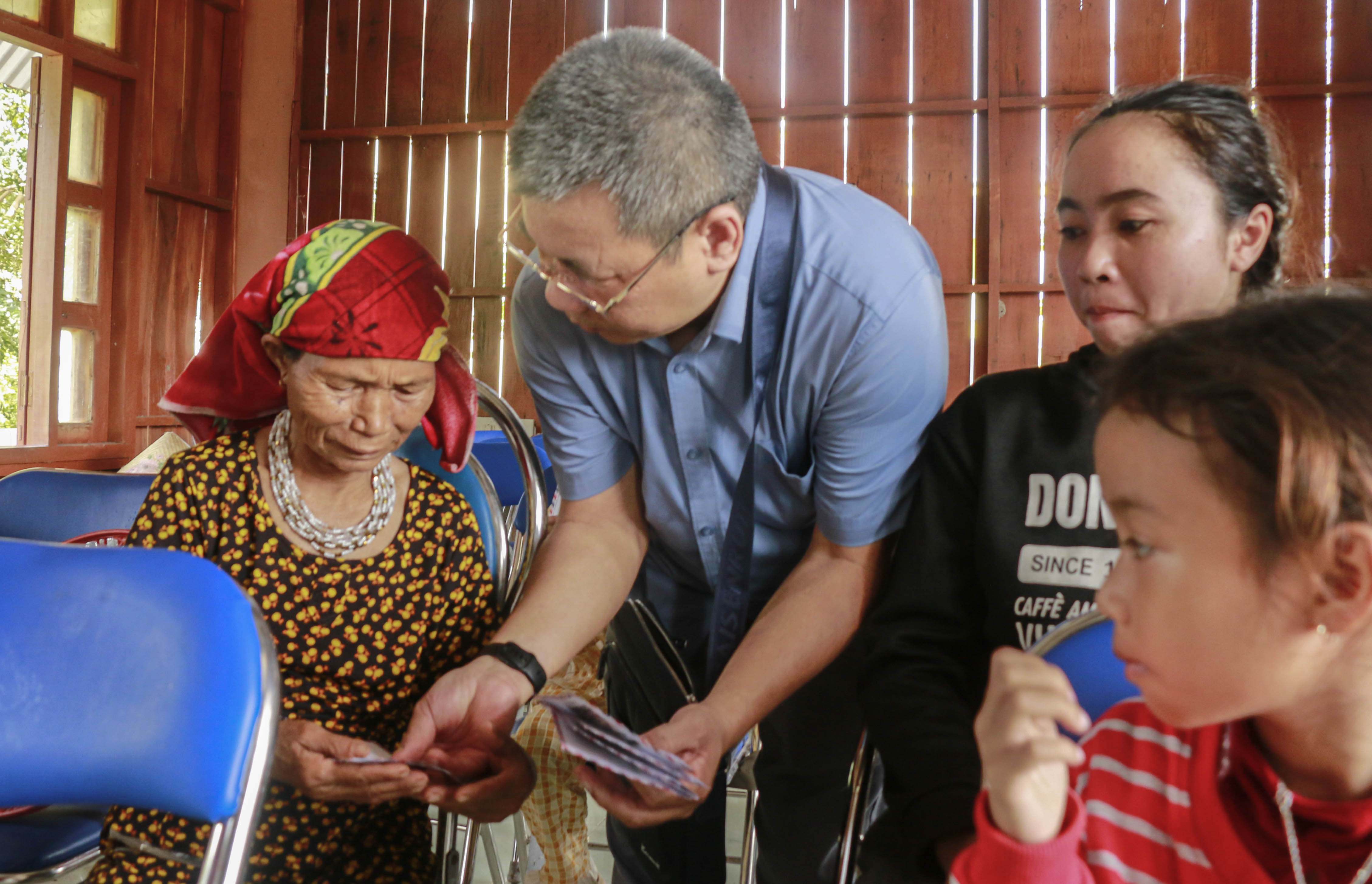 Báo Pháp Luật TP.HCM trao tiền cứu trợ của bạn đọc đến bà con rốn lũ Đắk Lắk