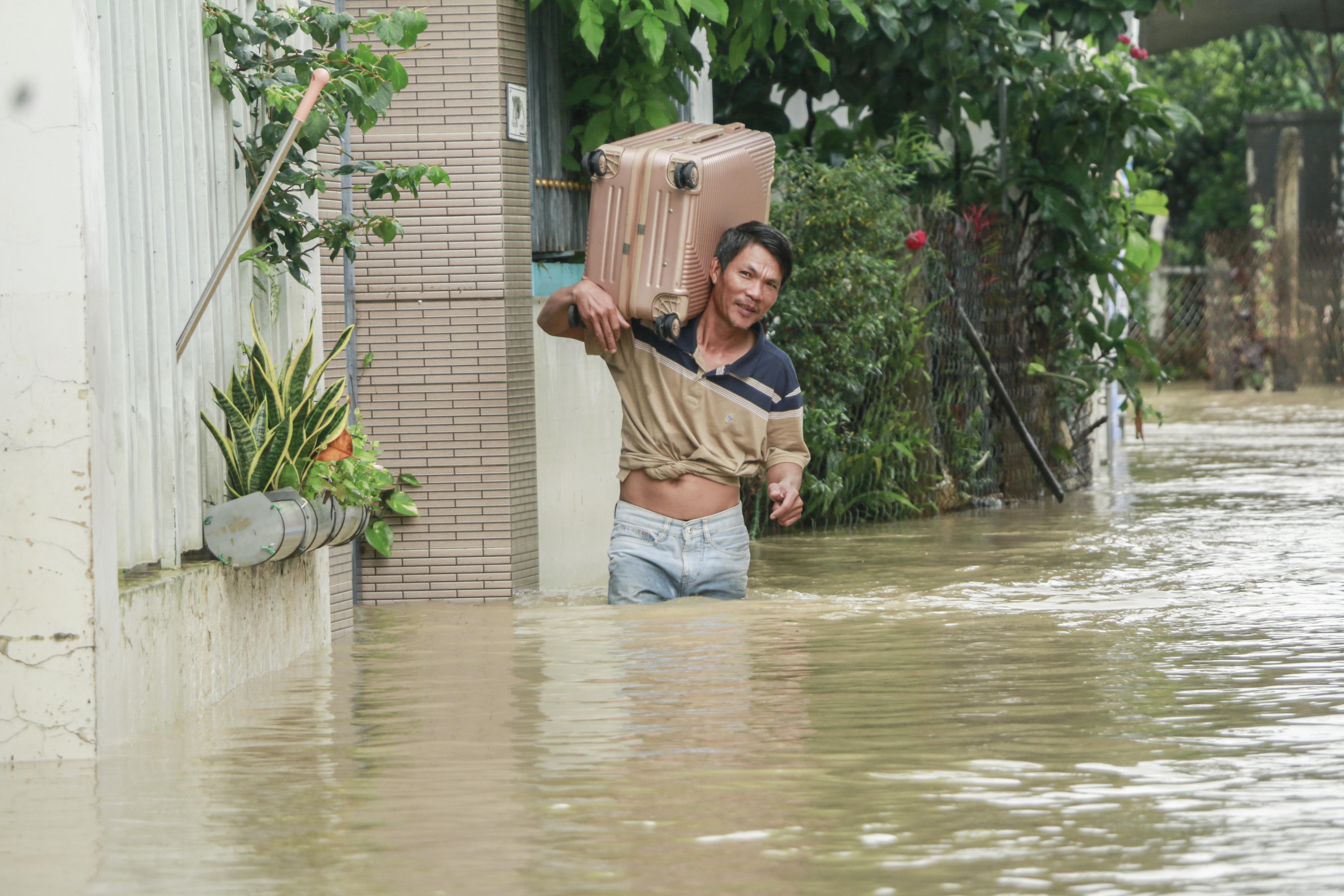 Nha Trang vẫn chìm trong nước, người dân vẫn vật lộn với ngập lụt 