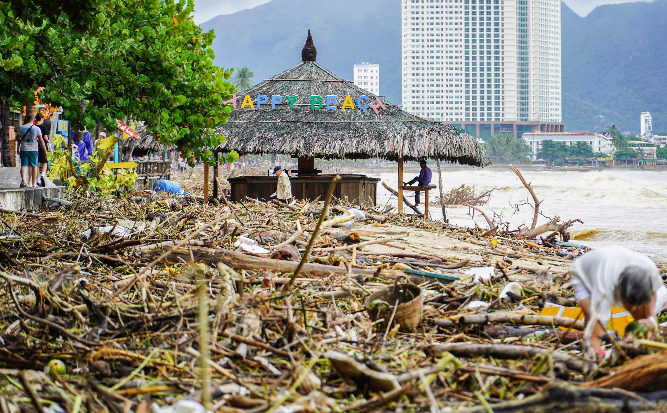 Rác tràn ngập kéo dài hàng km trên bãi biển Nha Trang