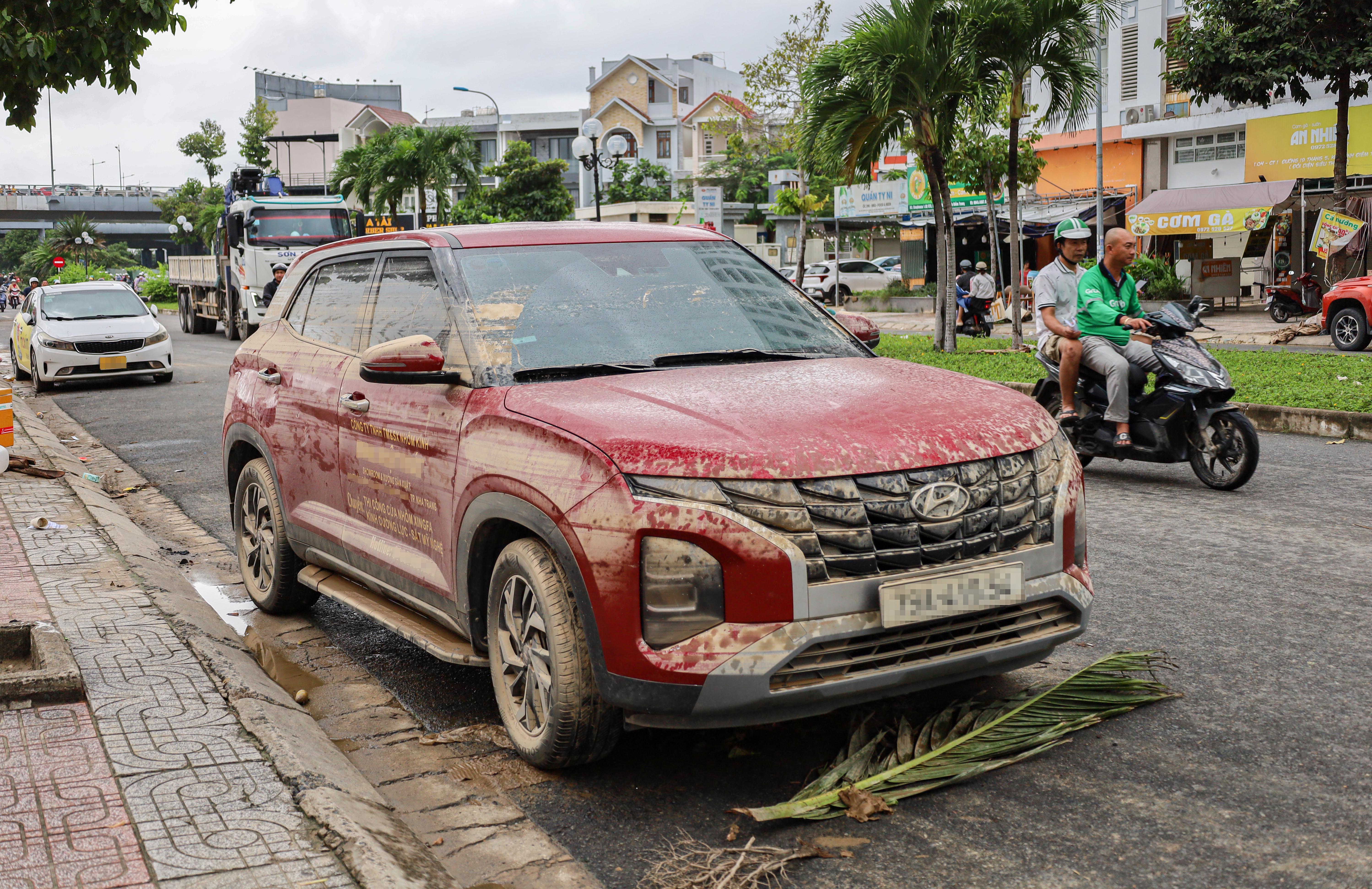Nha Trang sau lụt lịch sử: Ô tô chờ sửa la liệt, hẹn đến Tết mới xong