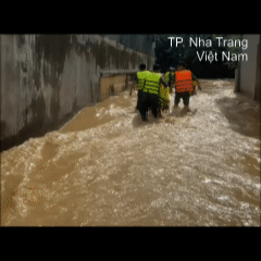 Lũ lên nhanh, cô lập 1 thôn ở Nha Trang, lực lượng chức năng đang giải cứu