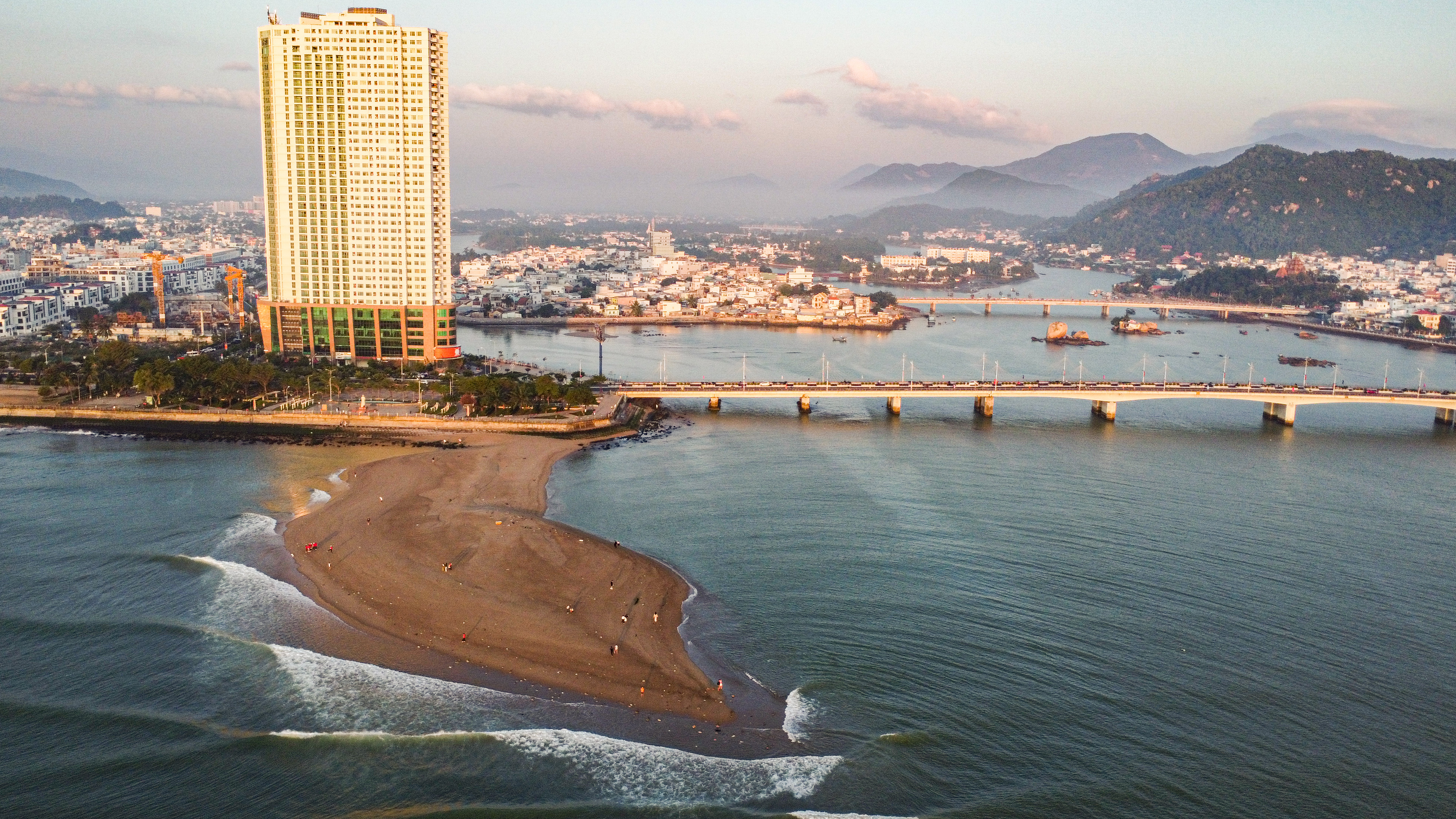 Bất ngờ xuất hiện 2 cồn cát khổng lồ ở biển Nha Trang