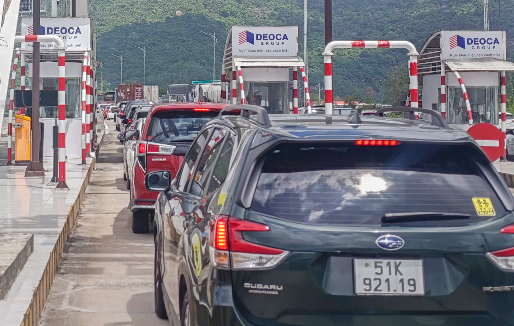 Hàng ngàn ô tô 'chôn chân' ở hầm Đèo Cả ngày 25 Tết