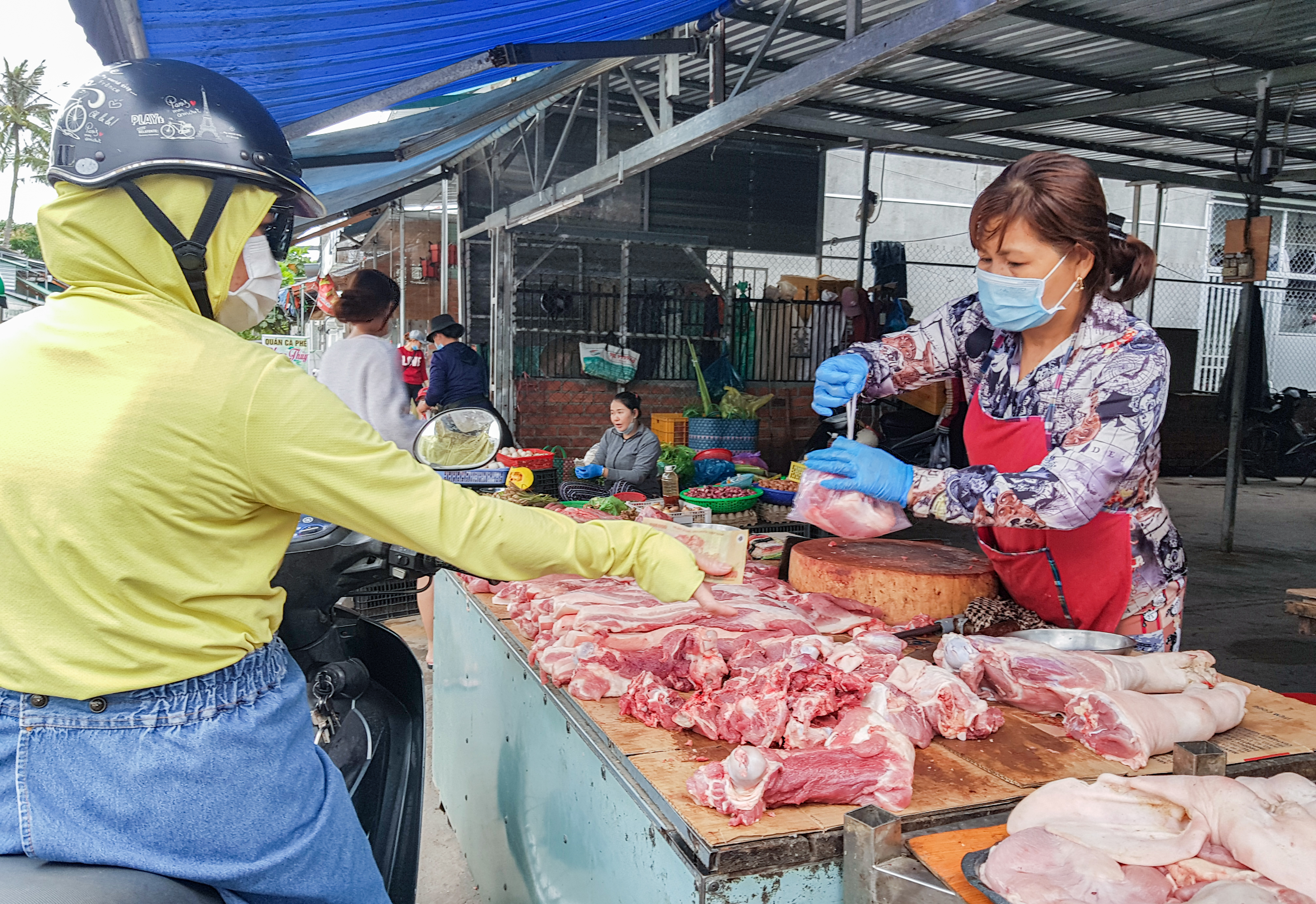 Thay đổi thói quen, cắt giảm chi tiêu khi giá xăng dầu tăng cao