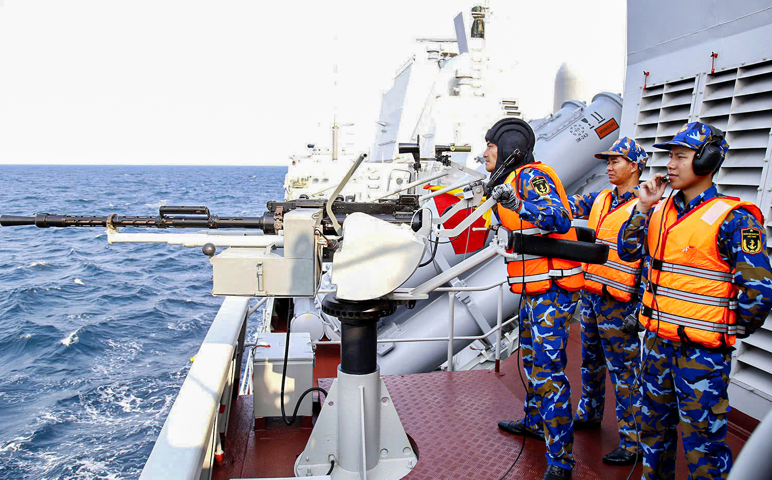 Hải quân Việt Nam - Trung Quốc hoàn thành huấn luyện liên hợp, bắn đạn thật trên biển