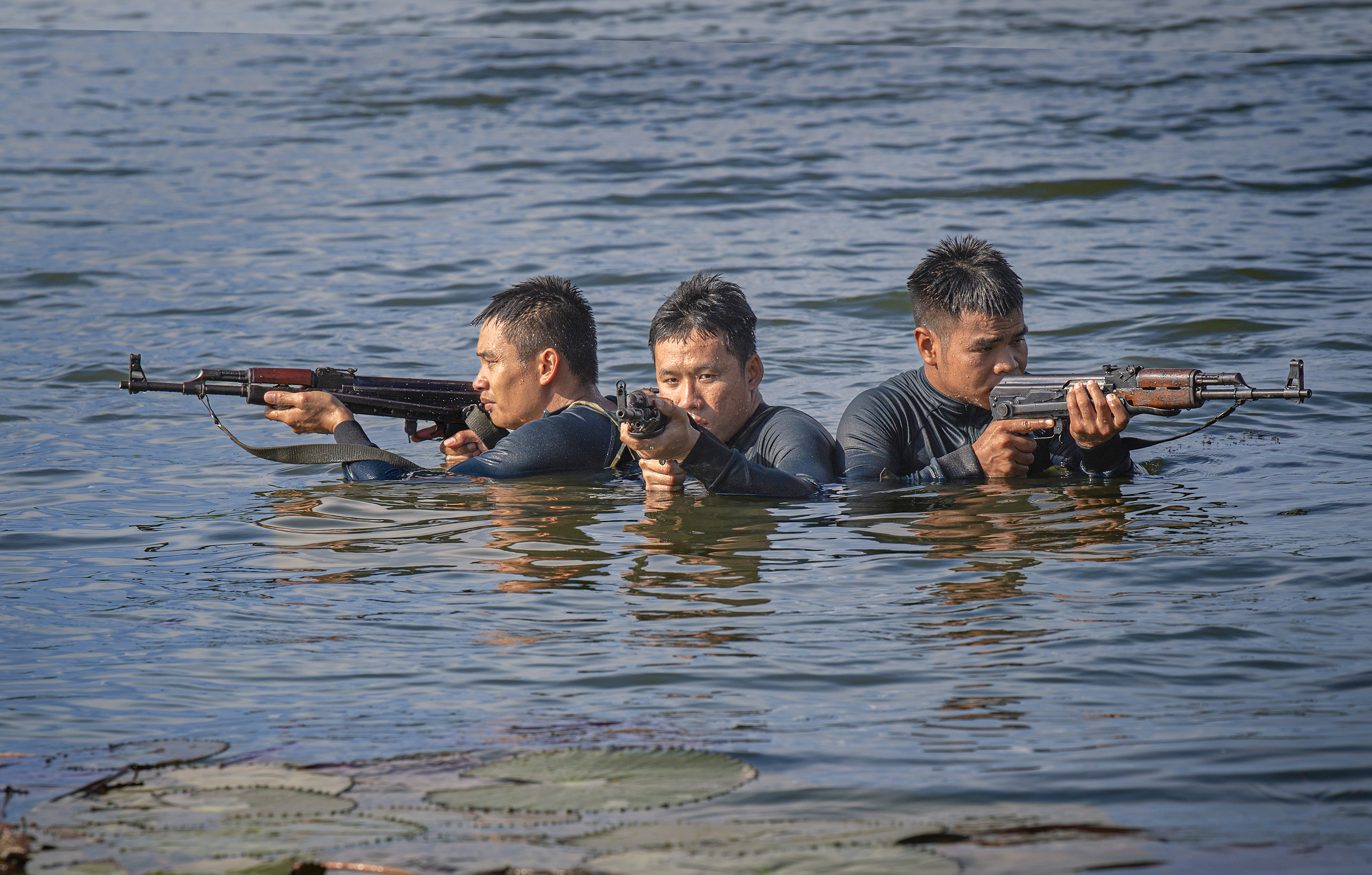 Mục sở thị sức mạnh của lực lượng đặc công hải quân Việt Nam