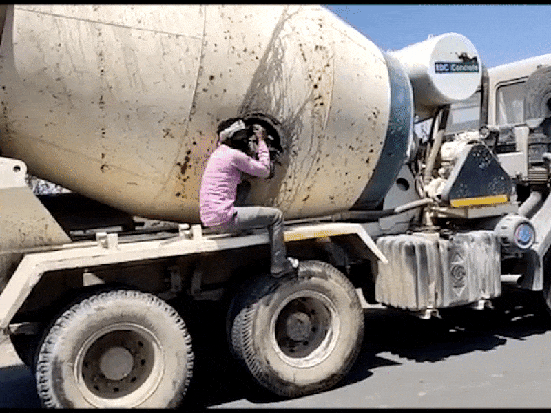 18 người chui trong xe trộn xi măng để trốn lệnh phong tỏa