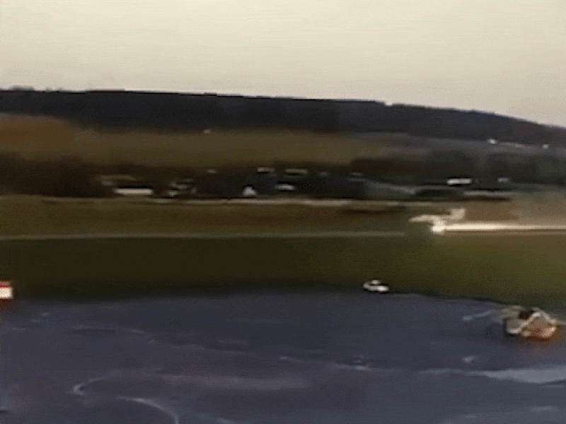 Tiêm kích MiG-31 của Nga bể bánh, tóe lửa khi hạ cánh