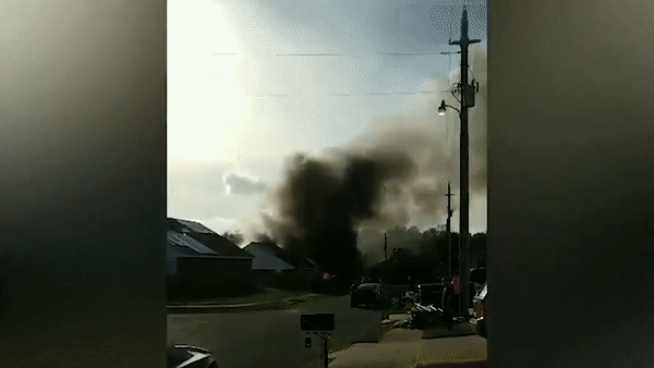 Máy bay hải quân Mỹ rơi gần trường học, 2 người thiệt mạng