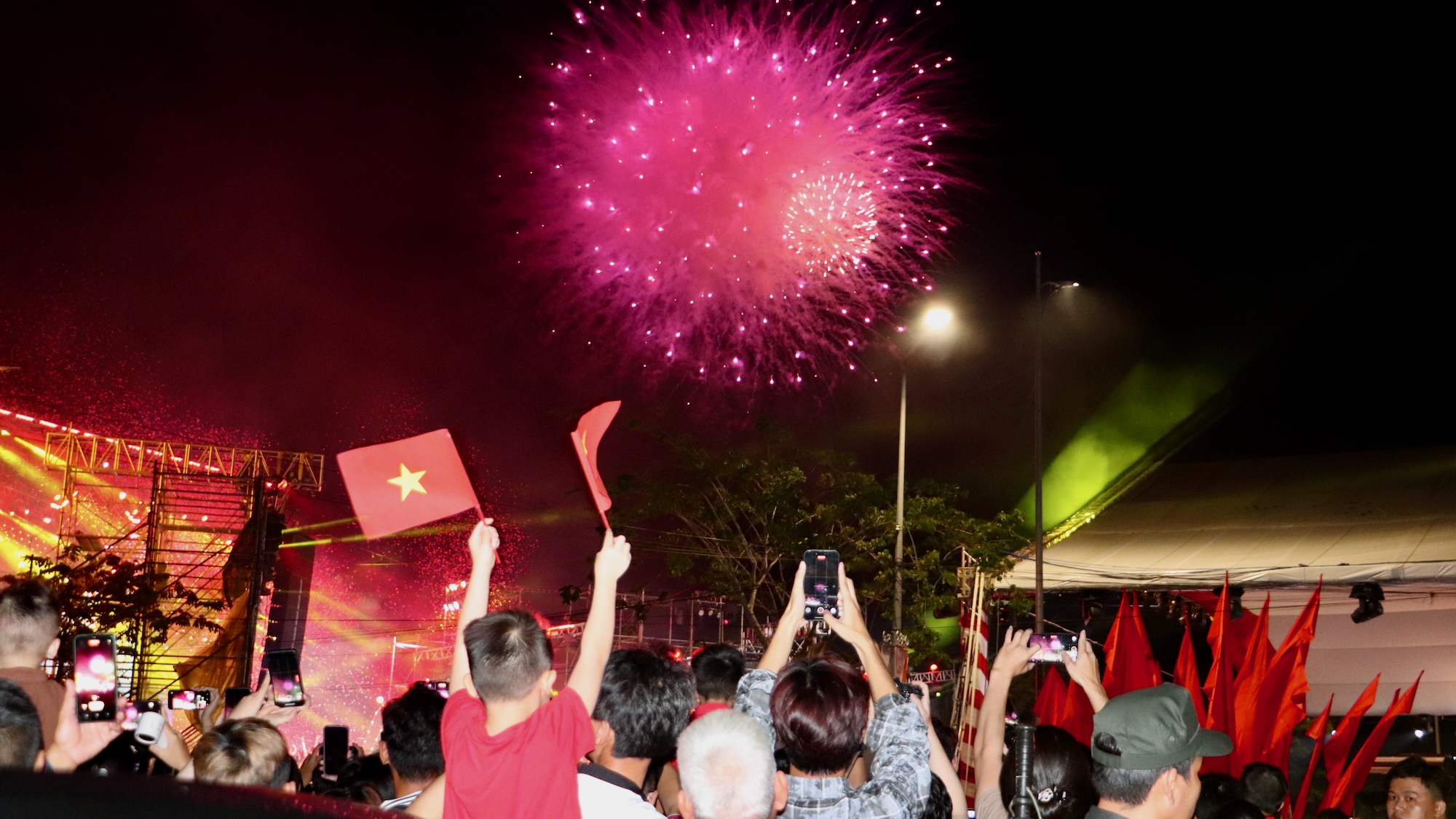 Rực rỡ pháo hoa trên bầu trời TP Cần Thơ kỷ niệm 50 năm Ngày giải phóng miền Nam, thống nhất đất nước