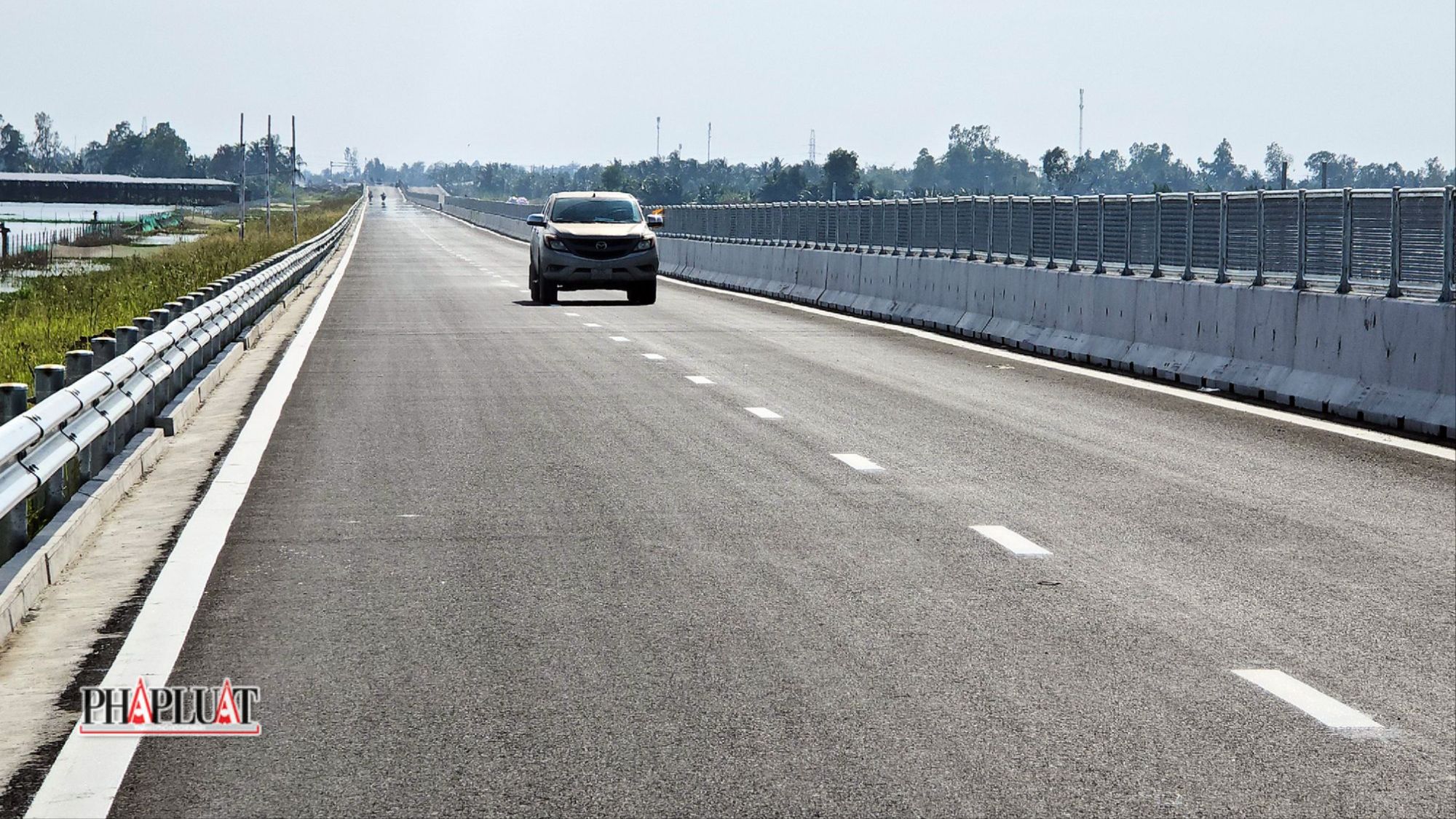 Ngắm cao tốc Cần Thơ - Cà Mau trước ngày thông xe