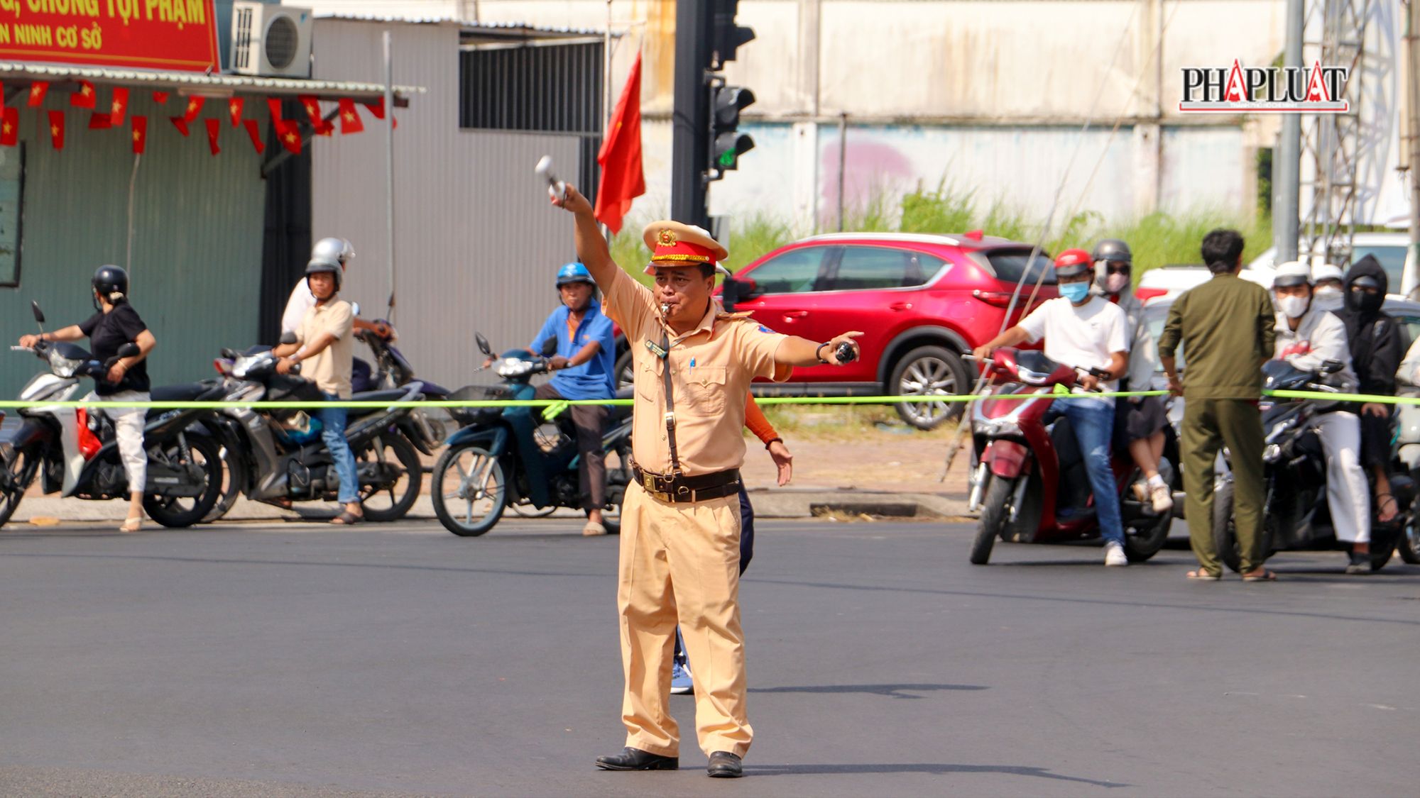 CSGT Cần Thơ bảo đảm an toàn giao thông cho cuộc đua xe đạp tranh cúp HTV