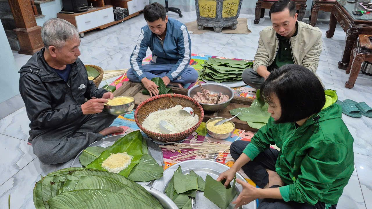 Người dân Hà Nội tất bật gói bánh chưng đón Tết Bính Ngọ