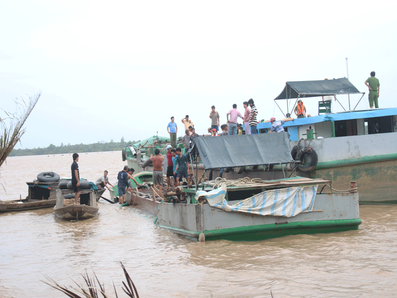 Công an thông tin vụ ‘dân vây tàu cát trên sông Hàm Luông'