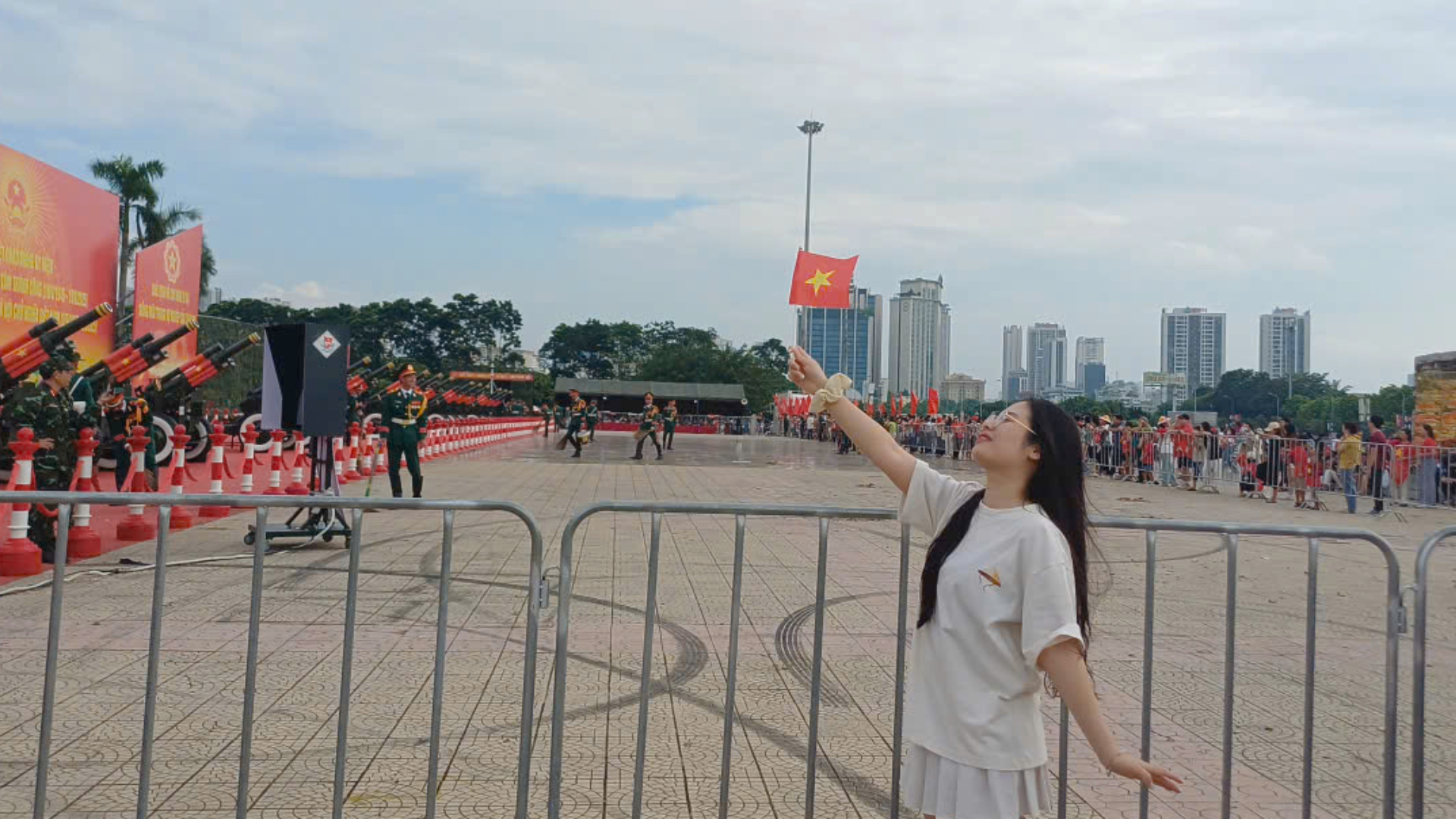 Người dân háo hức xem nghi thức bắn 21 phát đại bác mở màn Lễ Tổng duyệt diễu binh