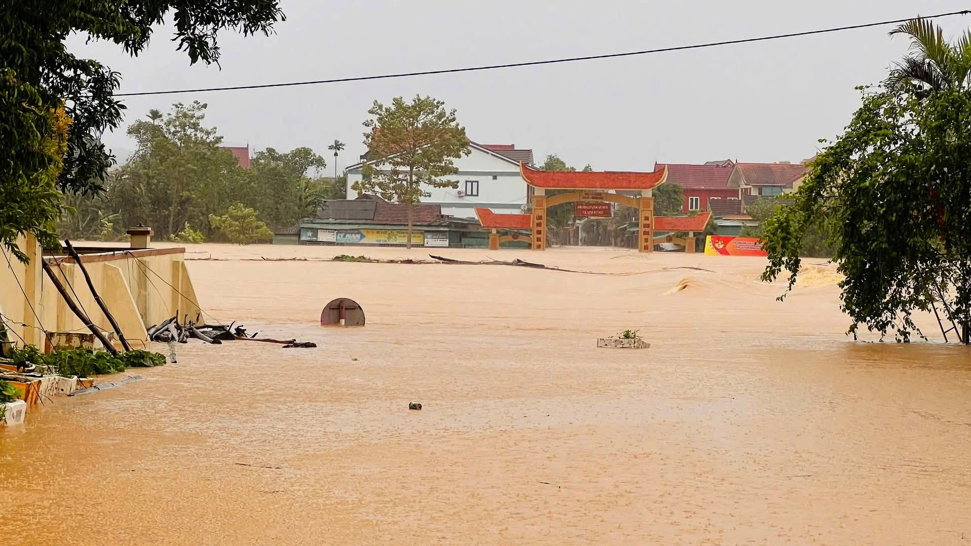 Hình ảnh mưa trắng trời, ngập lụt diện rộng ở miền núi Hà Tĩnh