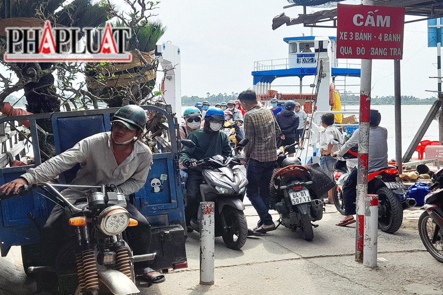 Bất chấp lệnh cấm bến đò Bang Tra vẫn “xé rào” chở xe 3 bánh trái phép
