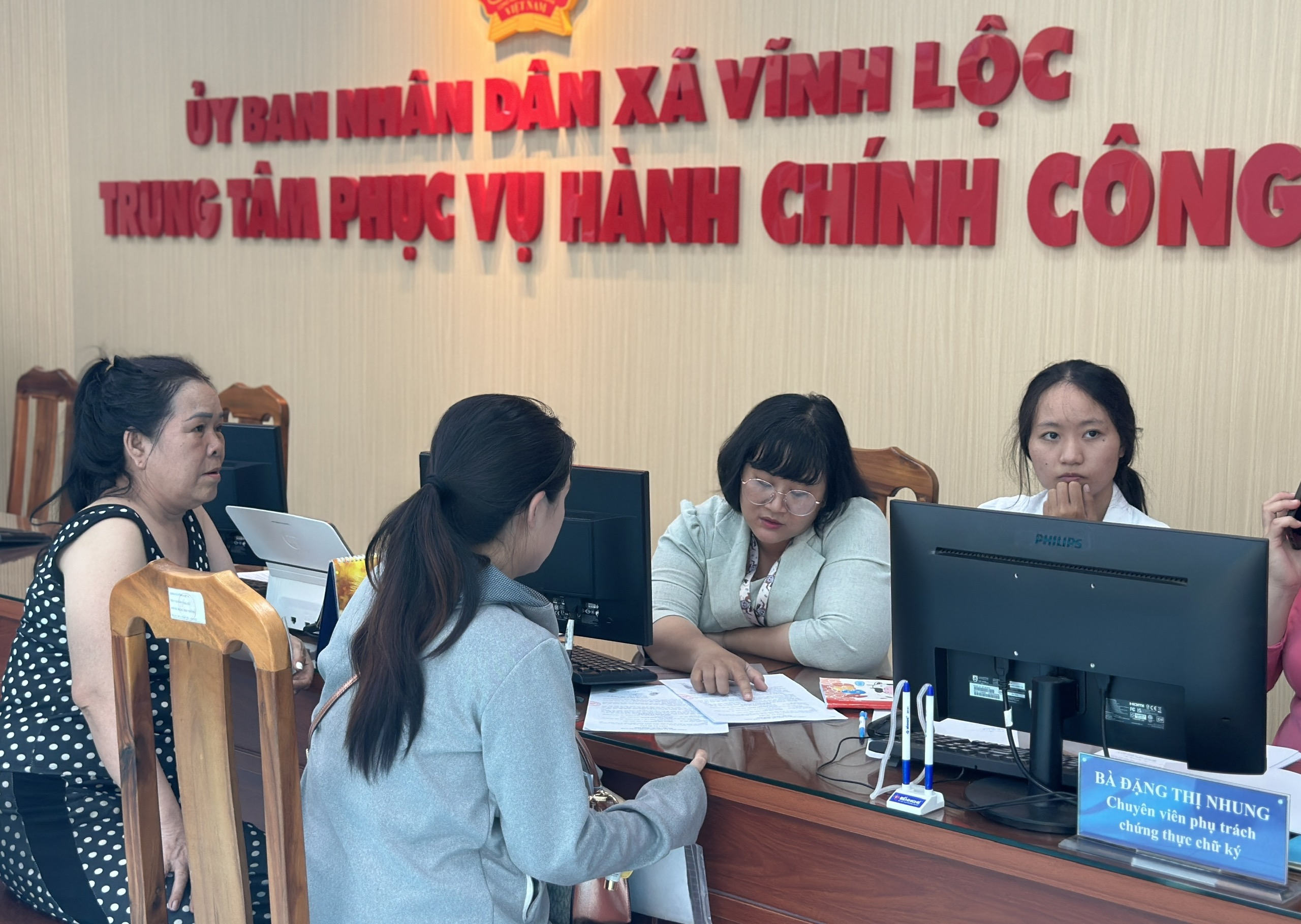 Những bước chuyển mạnh mẽ trong cải cách thủ tục hành chính và chuyển đổi số đang từng ngày phục vụ người dân tốt hơn. Ảnh: THẢO HIỀN