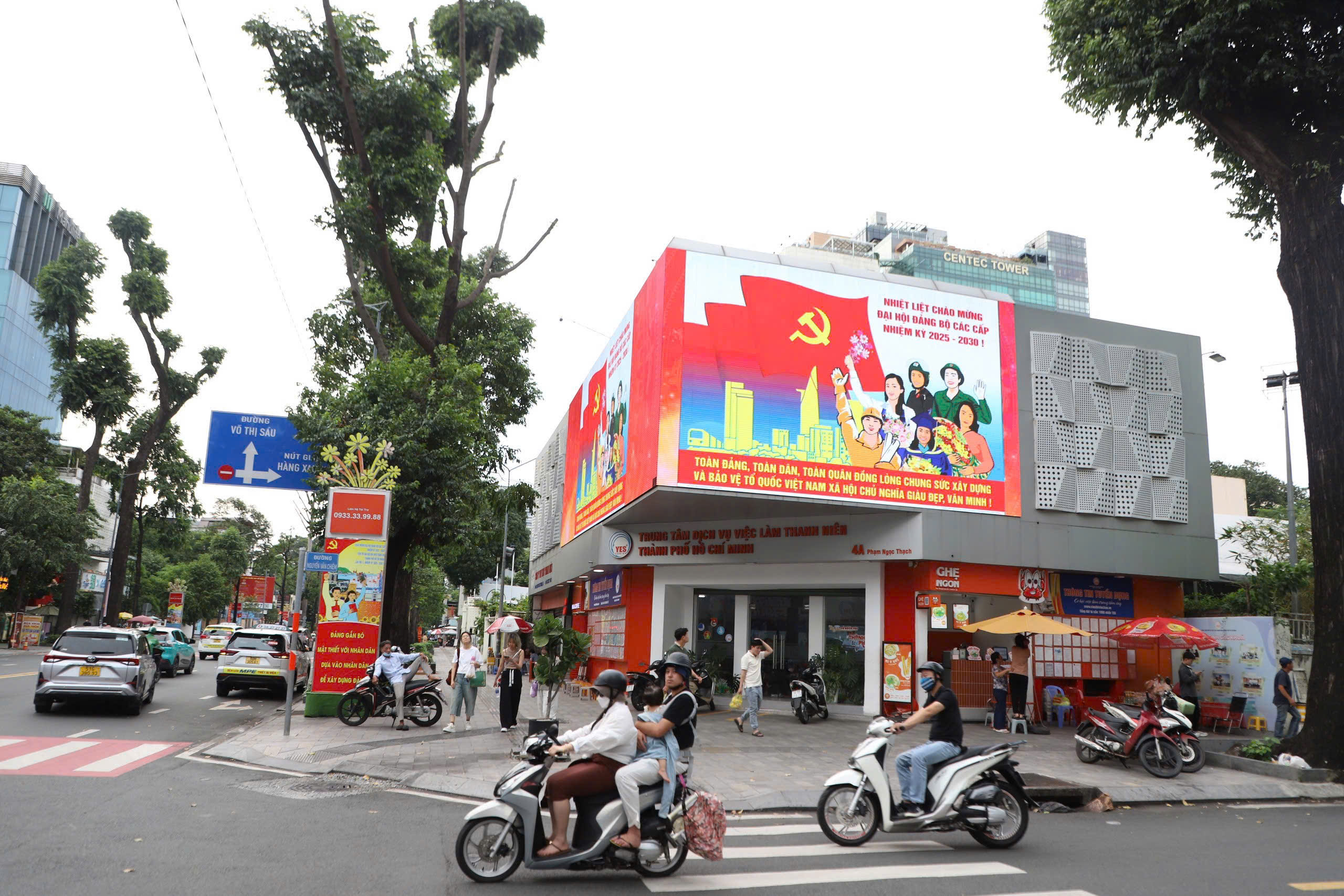 TP.HCM: Nhiều nơi rực rỡ cờ, hoa chào mừng Đại hội Đảng bộ TP.HCM lần thứ I