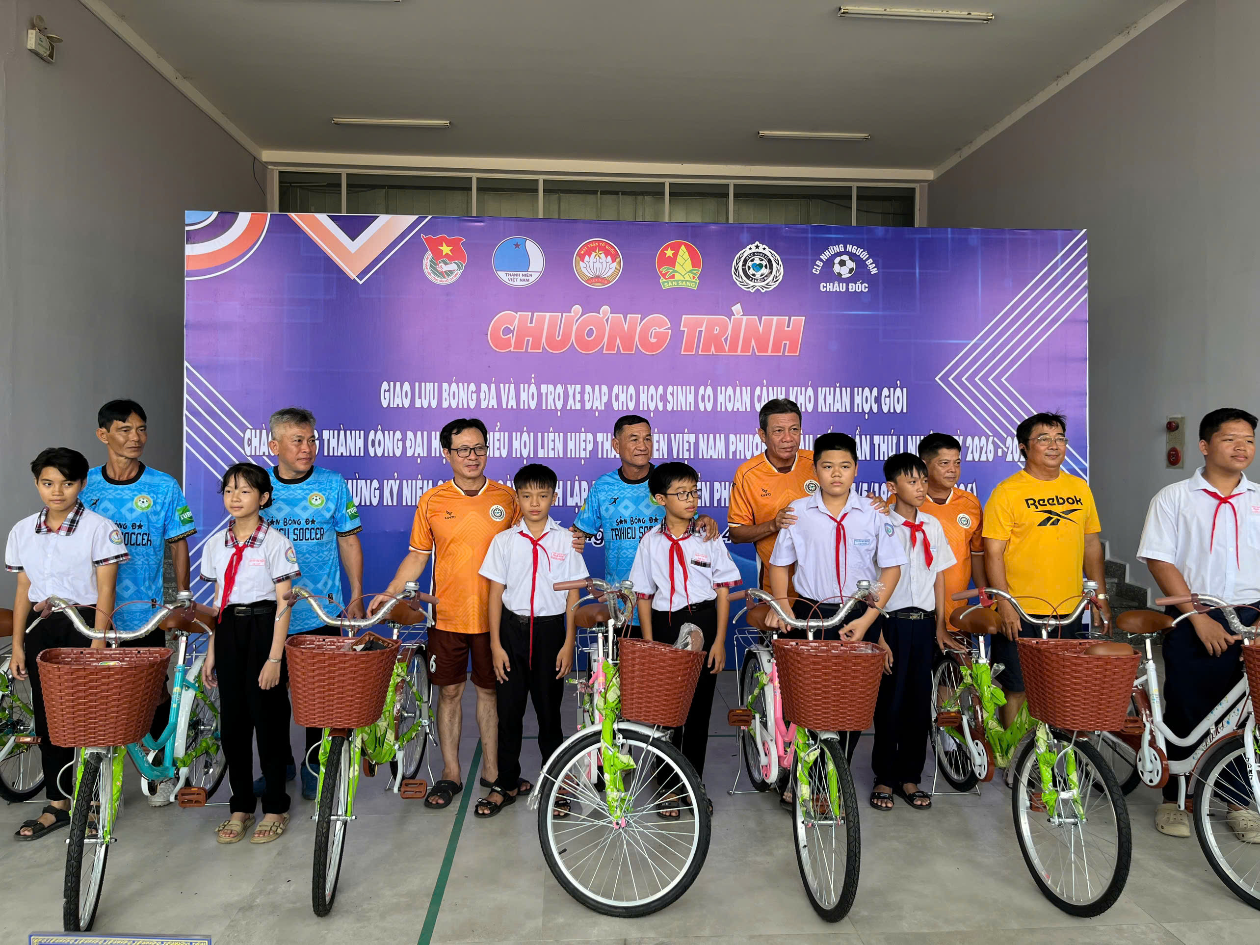 Hữu Nghị Sài Gòn FC trao yêu thương cho học sinh nghèo Châu Đốc