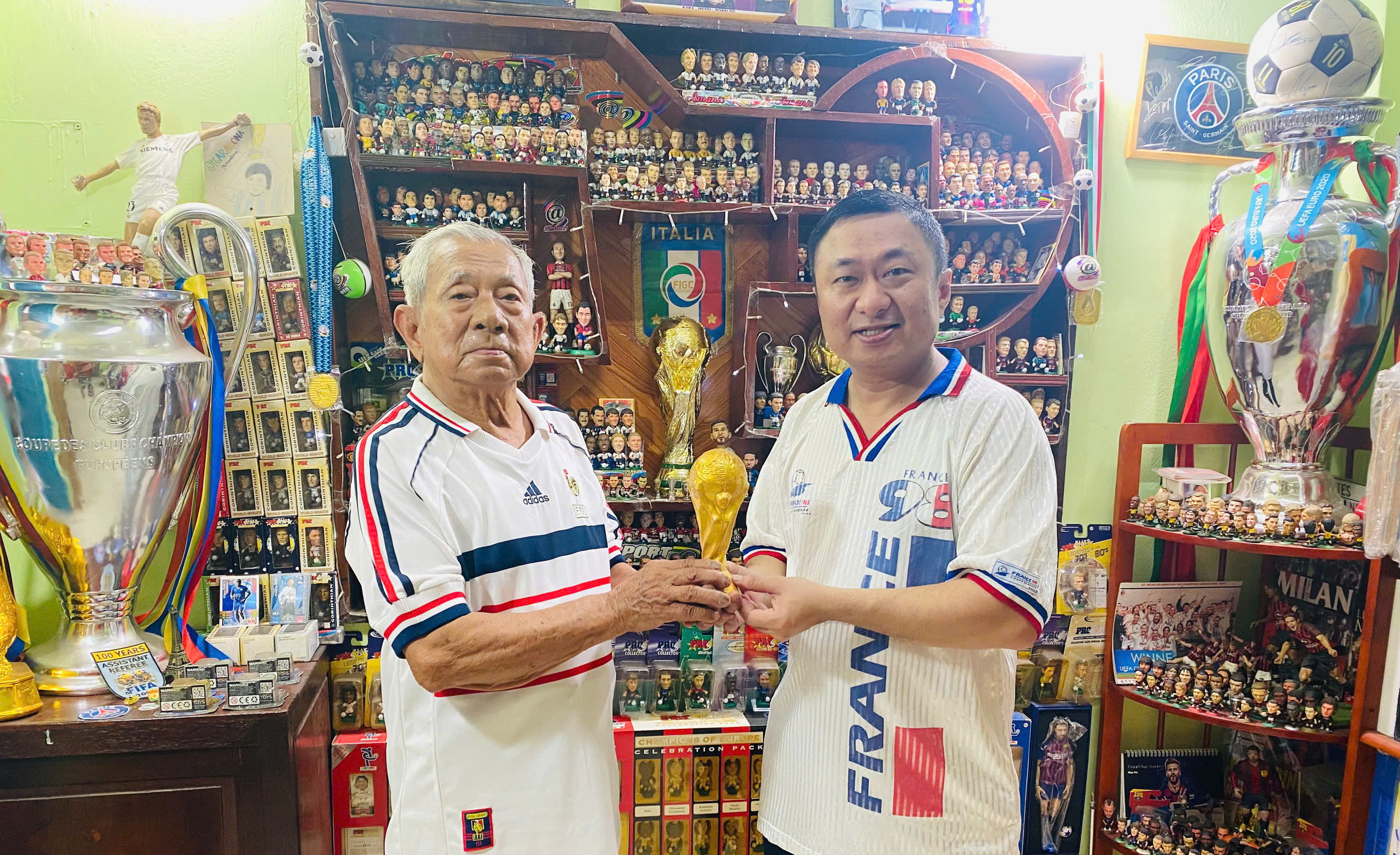 Chàng trai 36 tuổi Trần Đức Tuân và bộ sưu tập bóng đá có “1-0-2”