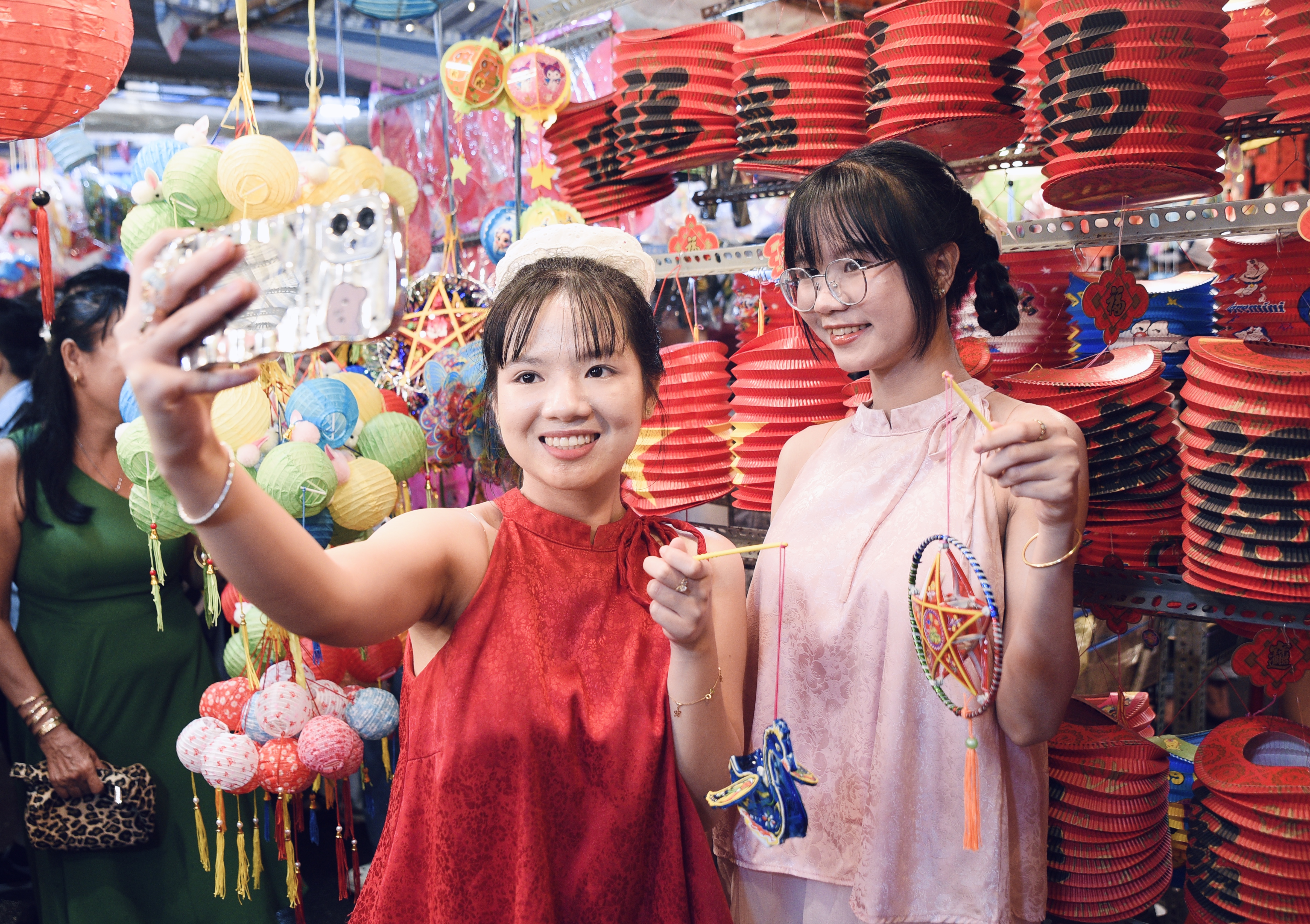 Sau cơn mưa, phố lồng đèn đường Lương Nhữ Học lại chật kín người