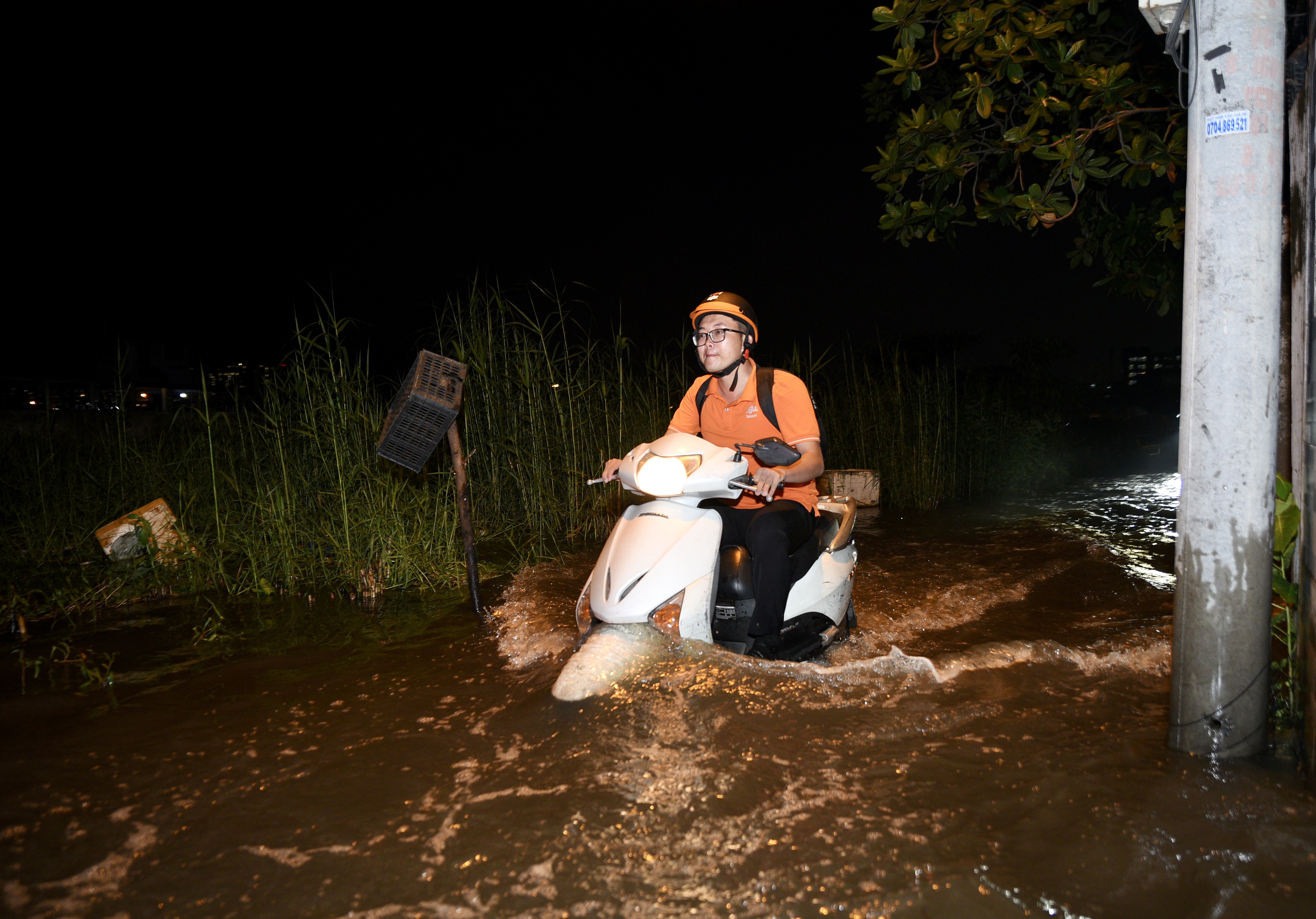 Triều cường dâng cao, người dân bì bõm lội về nhà trong đêm