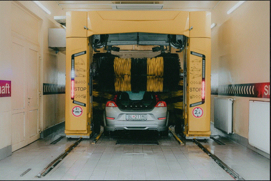 Rửa xe tự động có thể trầy xước, nước rửa xe có thể ngấm vào các vết xước đó và thiệt hại cho xe. Ảnh: Hotcars.