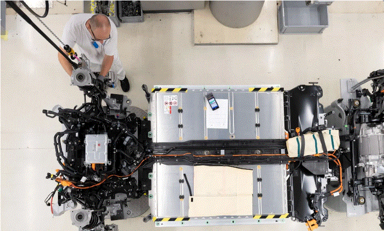 Đừng trì hoãn việc sửa chữa pin. Ảnh: Motorbiscuit.