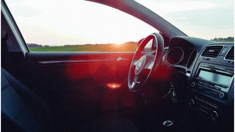 Baking soda và bàn chải mềm cũng có thể loại bỏ vết dầu. Ảnh: Motorbiscuit.