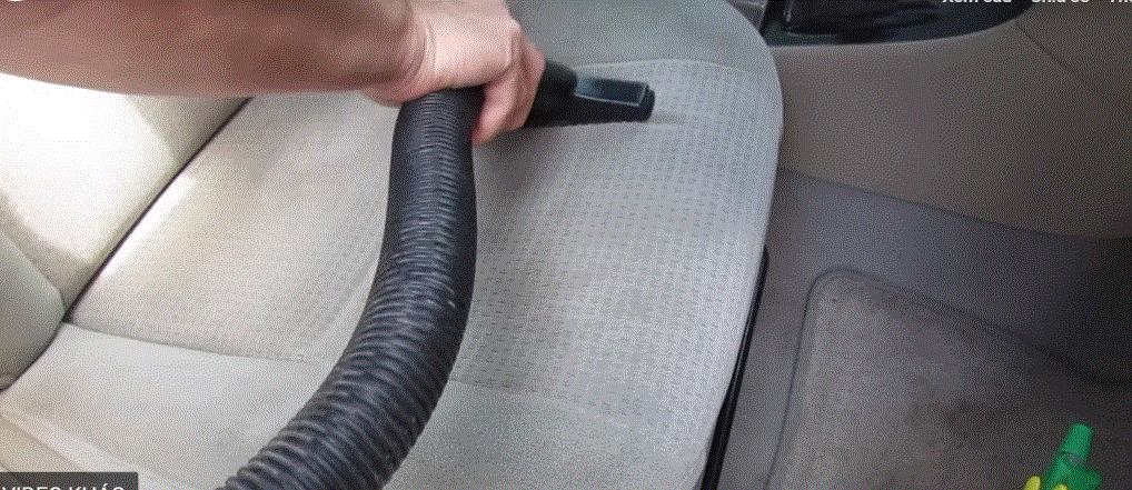 Một túi giấy nâu, dầu gội đầu và bàn ủi cũng có thể làm sạch vết dầu mỡ. Ảnh: Motorbiscuit.