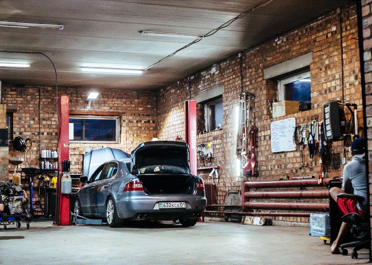 Bạn có thể rửa xe trong nhà để xe của mình. Ảnh: Motorbiscuit.