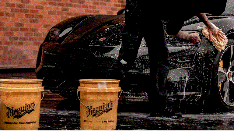 Sử dụng trang phục phù hợp khi rửa xe. Ảnh: Motorbiscuit.