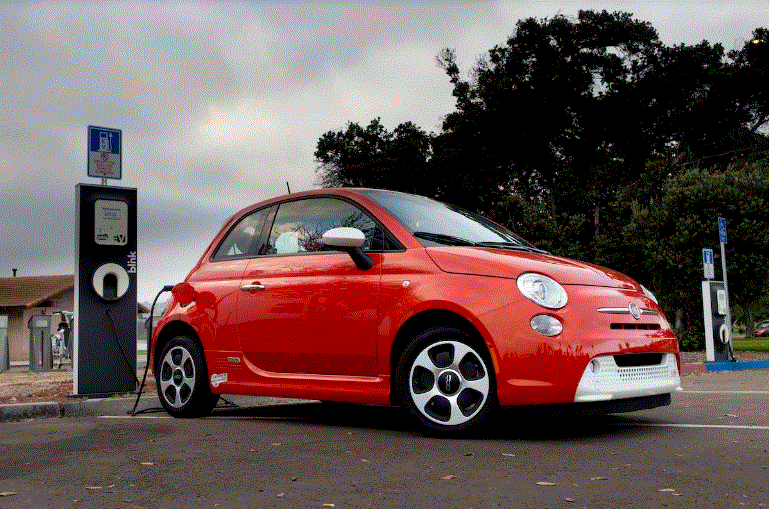 Fiat 500e có phạm vi 84 dặm. Ảnh: Motorbiscuit.