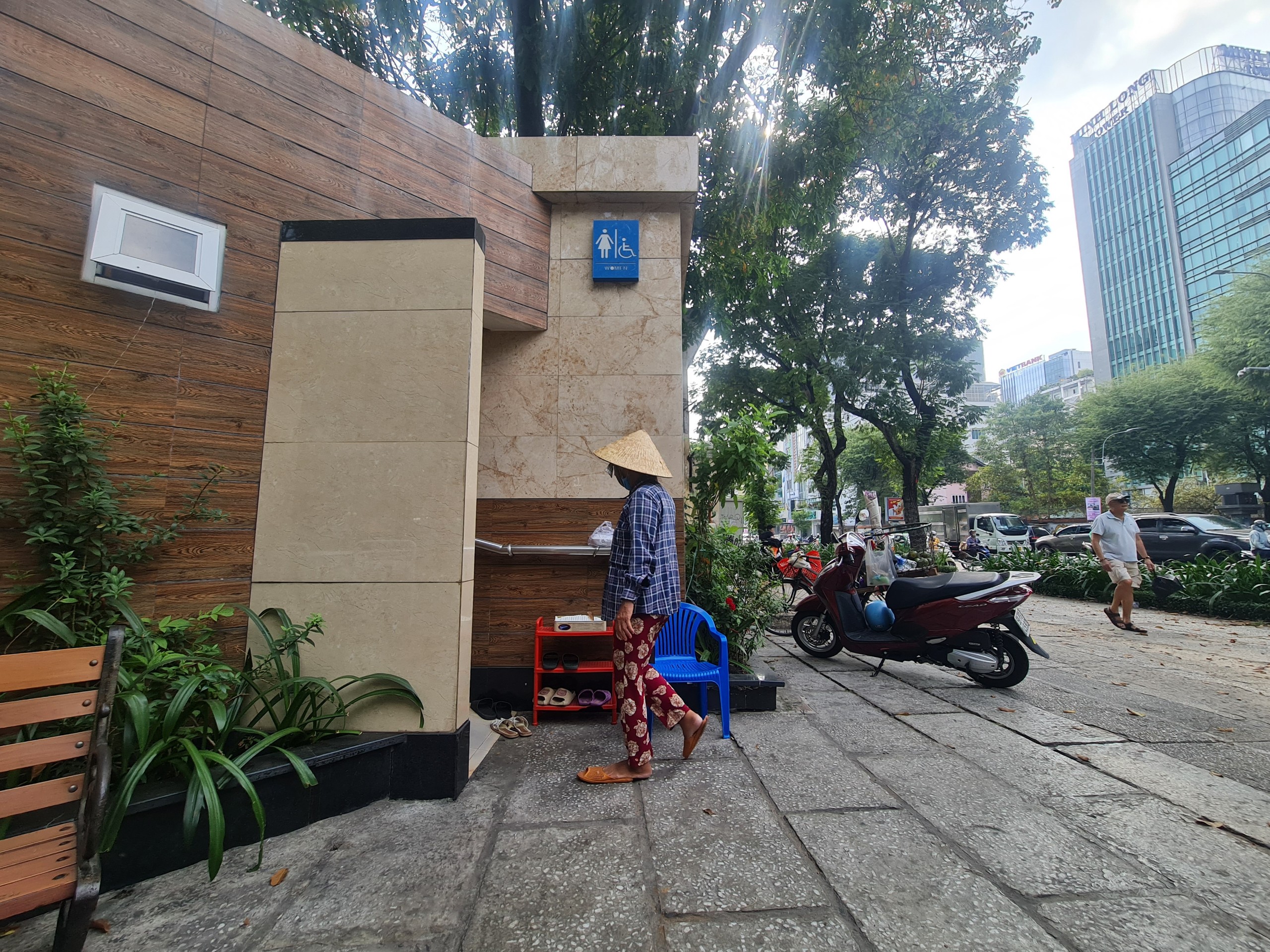 Vì sao TP.HCM thiếu nhà vệ sinh công cộng?