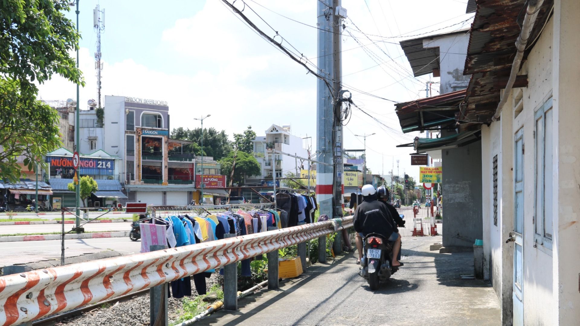 Người dân lấn chiếm hành lang đường sắt