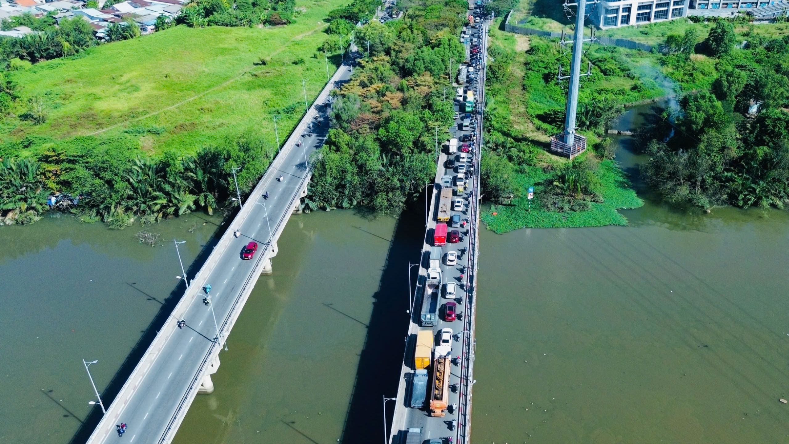 Phương tiện xếp hàng dài trên đường Nguyễn Hữu Thọ, người dân mong dự án BOT 10.000 tỉ 