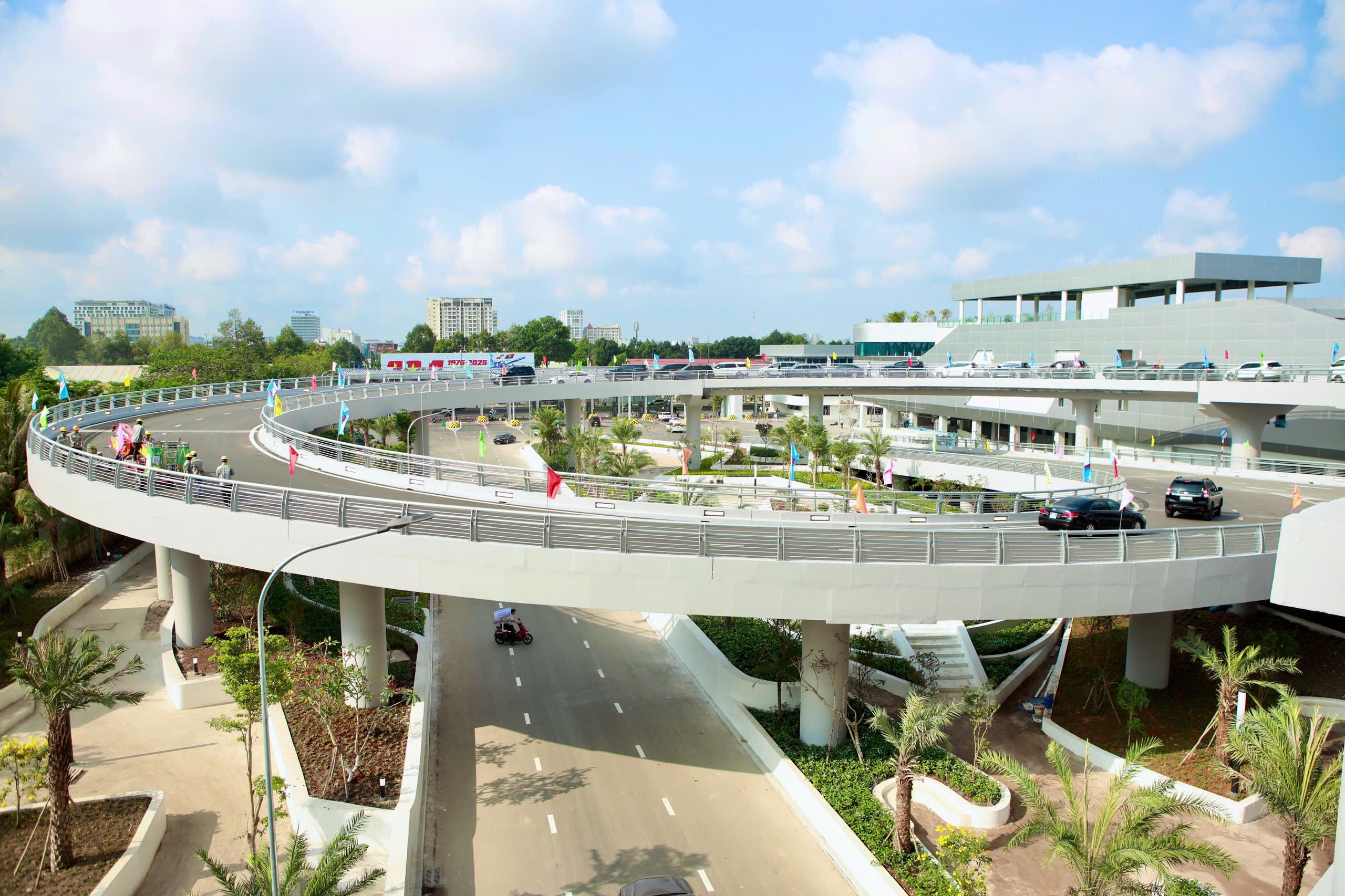 Người dân nô nức trên đường mới vào Nhà ga T3, sân bay Tân Sơn Nhất trước giờ khánh thành