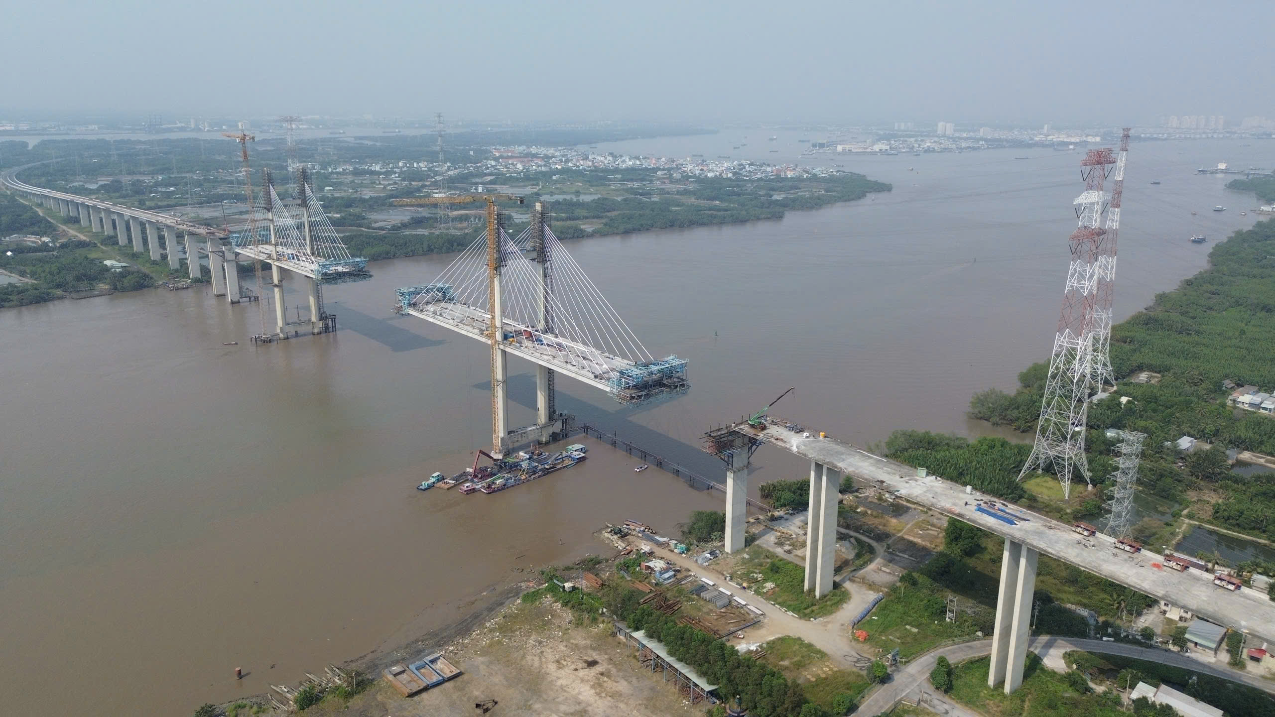 Hàng trăm công nhân thi công cầu Phước Khánh xuyên Tết, dự kiến tháng 5 hợp long 