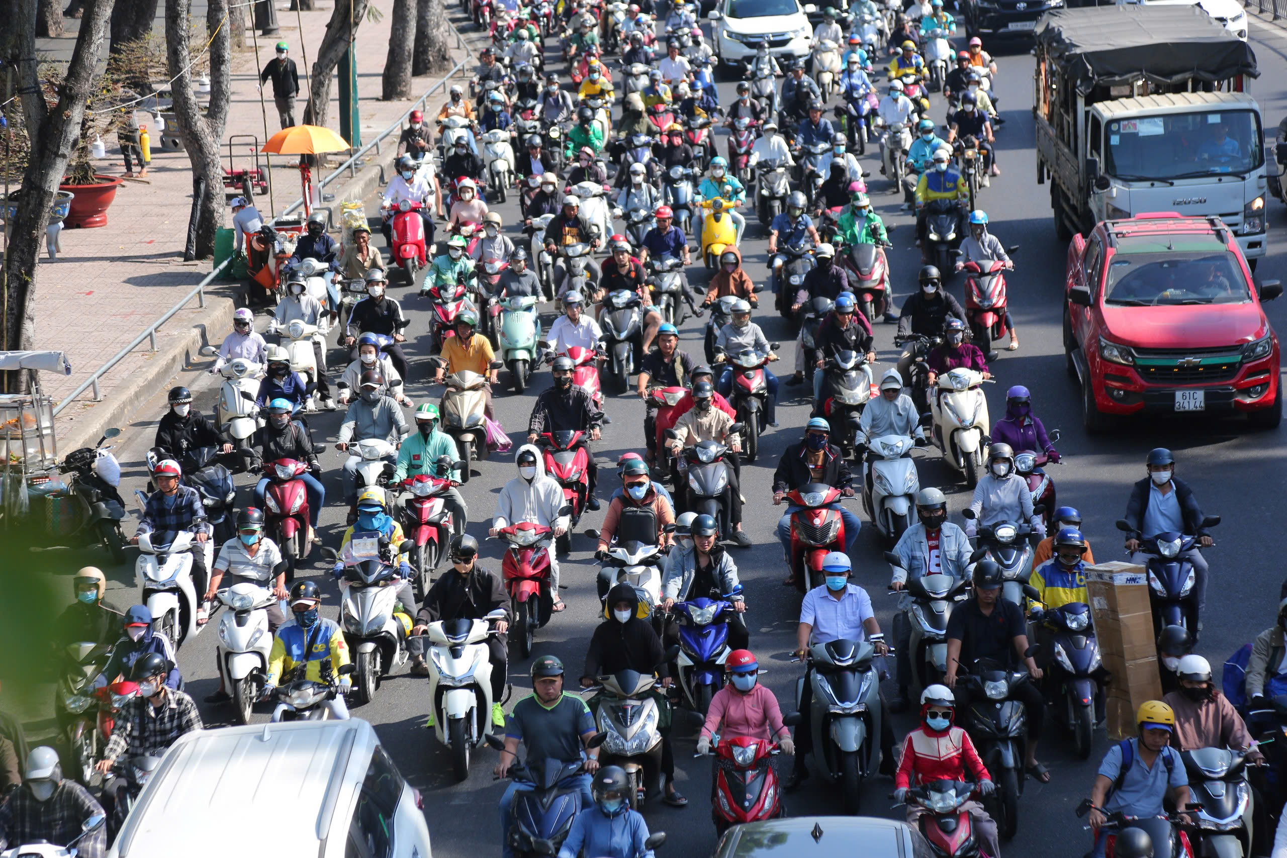 Cận Tết, 1 số tuyến đường cửa ngõ ở TP.HCM tấp nập phương tiện