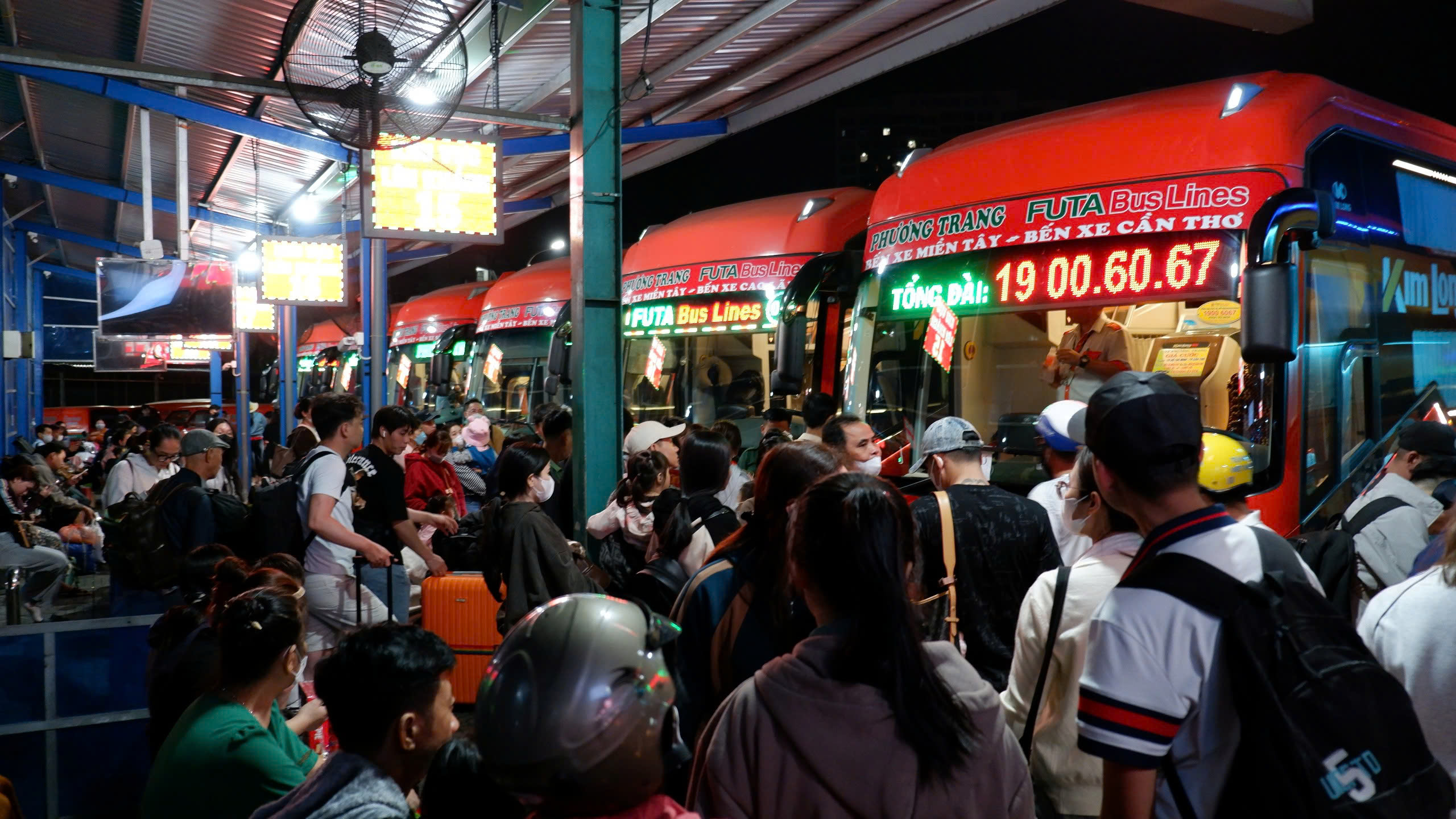 Hàng ngàn người dân xuyên đêm chờ xe để rời TP.HCM về quê đón Tết